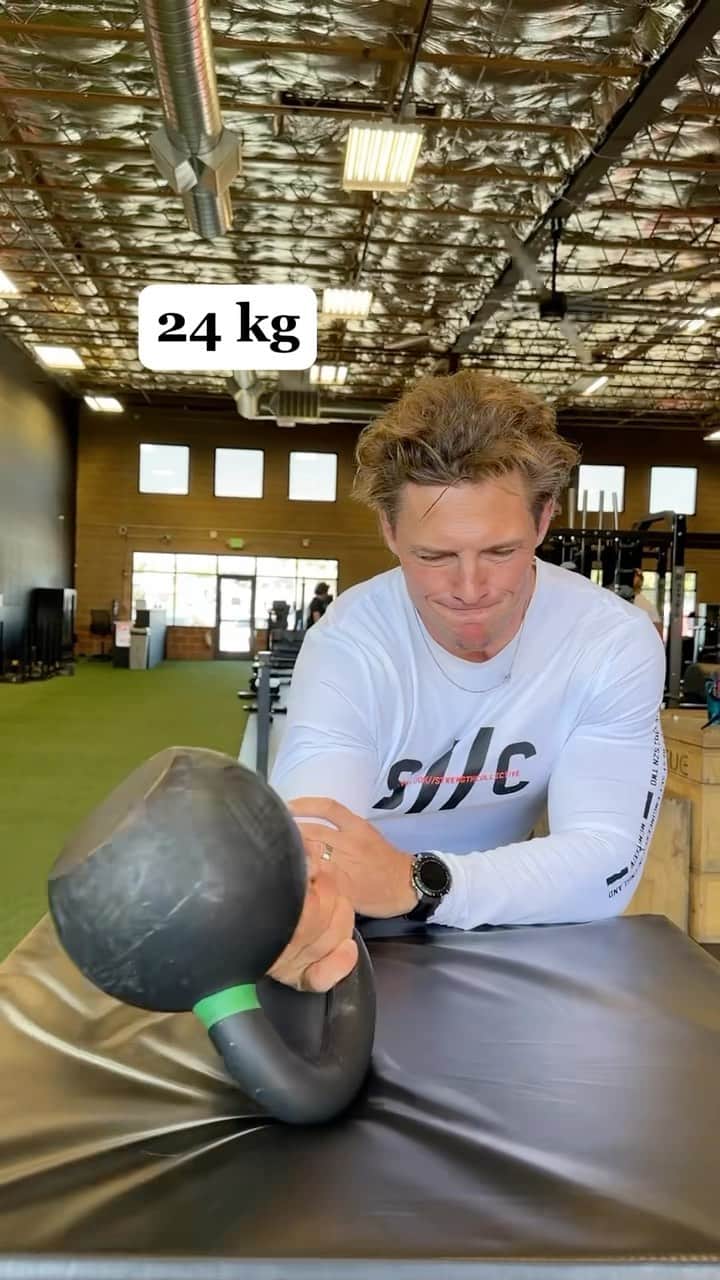 スティーブ・クックのインスタグラム：「The rules are you Gotta keep your elbow down and that’s it! Who are you partnering with to beat our total of 40kg on the KB challenge.  @morganrosemoroney you’re little meaty forearms crushed it!」