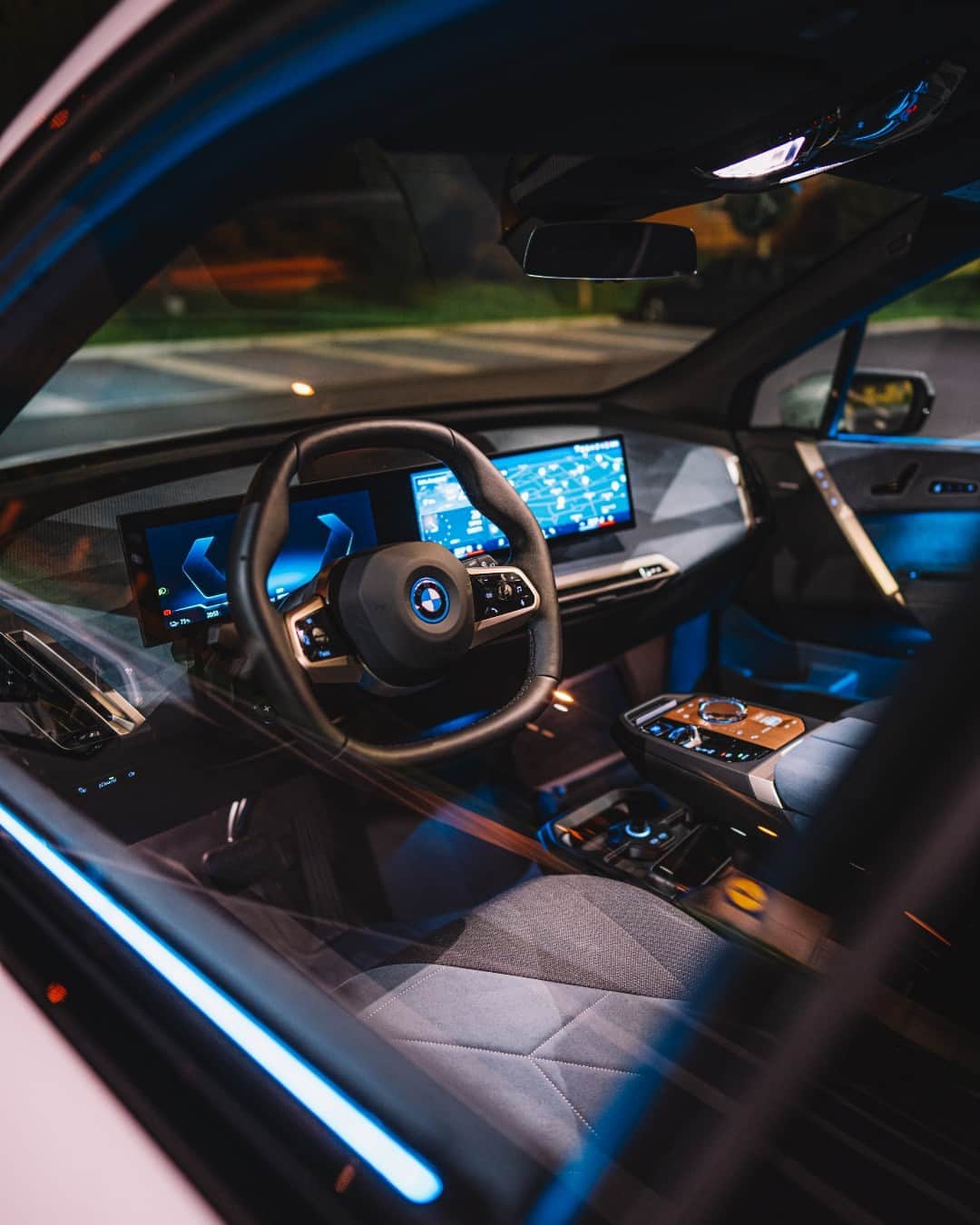 BMWのインスタグラム：「Shorter days means more of this 🌌 📸: @kubajszcom @bmwcz #BMWRepost   The BMW iX. #THEiX #BMW #BornElectric #BMWElectric #ElectricVehicle #ElectricCar #ZeroEmissions #eMobility」