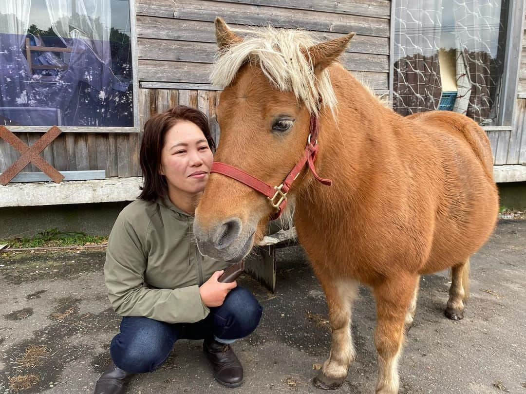 業務田スー子さんのインスタグラム写真 - (業務田スー子Instagram)「大阪へ移動なう  🕊お知らせ〜🕊  関西テレビ 火曜13:50〜15:20 生放送 旬感LIVEとれたてっ！  ↑本日、スー子ちゃん 人生初の生放送に出まーす(； ･`д･´)ｺﾞｸﾘﾝｺ。 大丈夫なんか。。。!?  カンペがん見して不自然かもだけど💦 お時間御座いましたらご視聴くださいませ🙇‍♀️✨  頑張るど〜っ💪✨  #関西テレビ #旬感liveとれたてっ #北海道旅行 #北海道観光#ソフトクリーム #北海道ソフトクリーム #ミニチュアホース #お店の前にミニチュアホース#馬が好き #🐴」10月10日 5時45分 - suuko1014