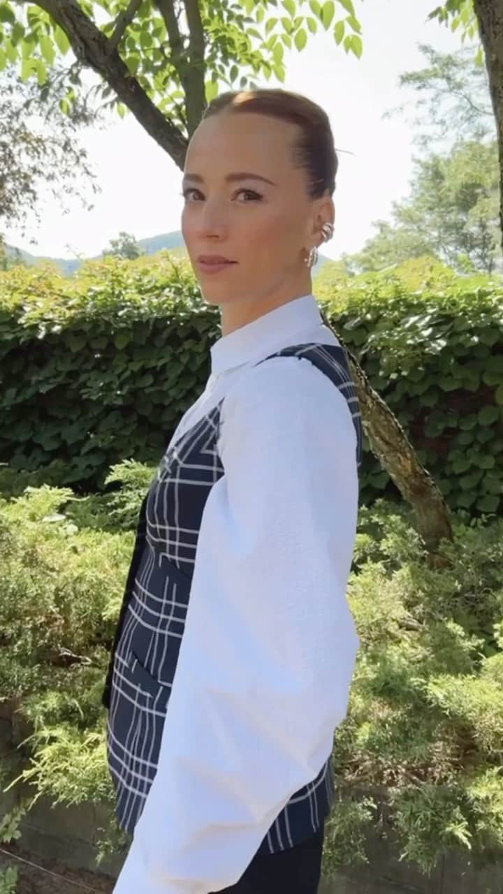 カリーヌ・ヴァナッスのインスタグラム：「Episode 2- Breakfast with a side of Murder 🔪🫣 On @thetraitorscanada @ctv  with @karinevanasse  Styling @olivia_leblanc @indiannna  Hair @valeriaamirova  Beauty Direction and Makeup by @leslie_ann_thomson  @theproject.agency   #thetraitorscanada #thetraitors #karinevanasse #realitytv #host #ladyofthemanor #glam #ctv #bell #crave #thetraitorsbbc #lathomsonmakeup #thetraitorsuk #thetraitorsus」