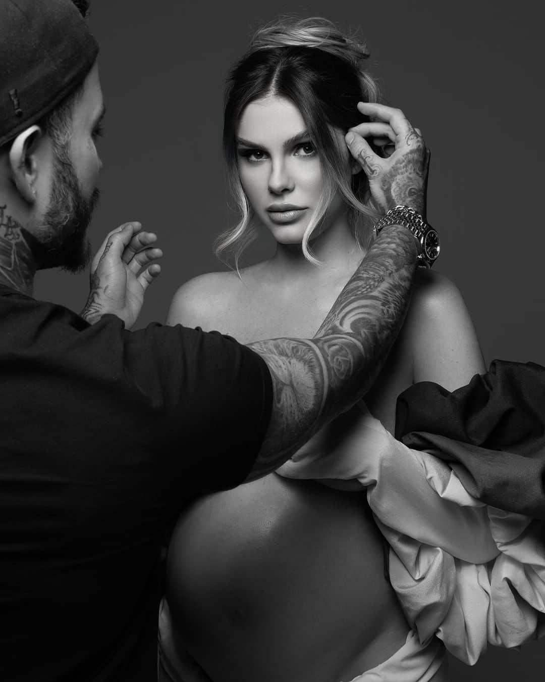 バーバラ・エバンスのインスタグラム：「Tantos anos juntos e vendo essa foto passa um filme na minha cabeça, da sua evolução como mulher e da minha como profissional, sou muito grato por ter você como cliente e amiga e por ter sempre acreditado no meu trabalho. Ver o seu crescimento e sua família me enche de orgulho e me sinto feliz de poder carregar ao meu lado pessoas tão especiais que fazem parte da minha história e faz tudo valer a pena. Conte sempre comigo! @barbaraevans22 @gutheodoro 🕊️🤍✨👼🏻  Fotografia @maririghez」