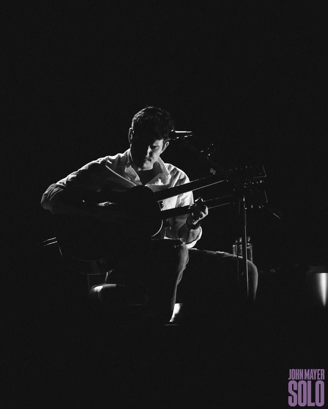 ジョン・メイヤーのインスタグラム：「Philadelphia, PA - this show was exactly what I had in mind when I had the idea for a solo tour. It was spirited, and alive and was driven by an unbelievable crowd that just kept inspiring me to dig deeper.  What a joy. Thank you Philly. Next stop - Nashville on Wednesday night.」
