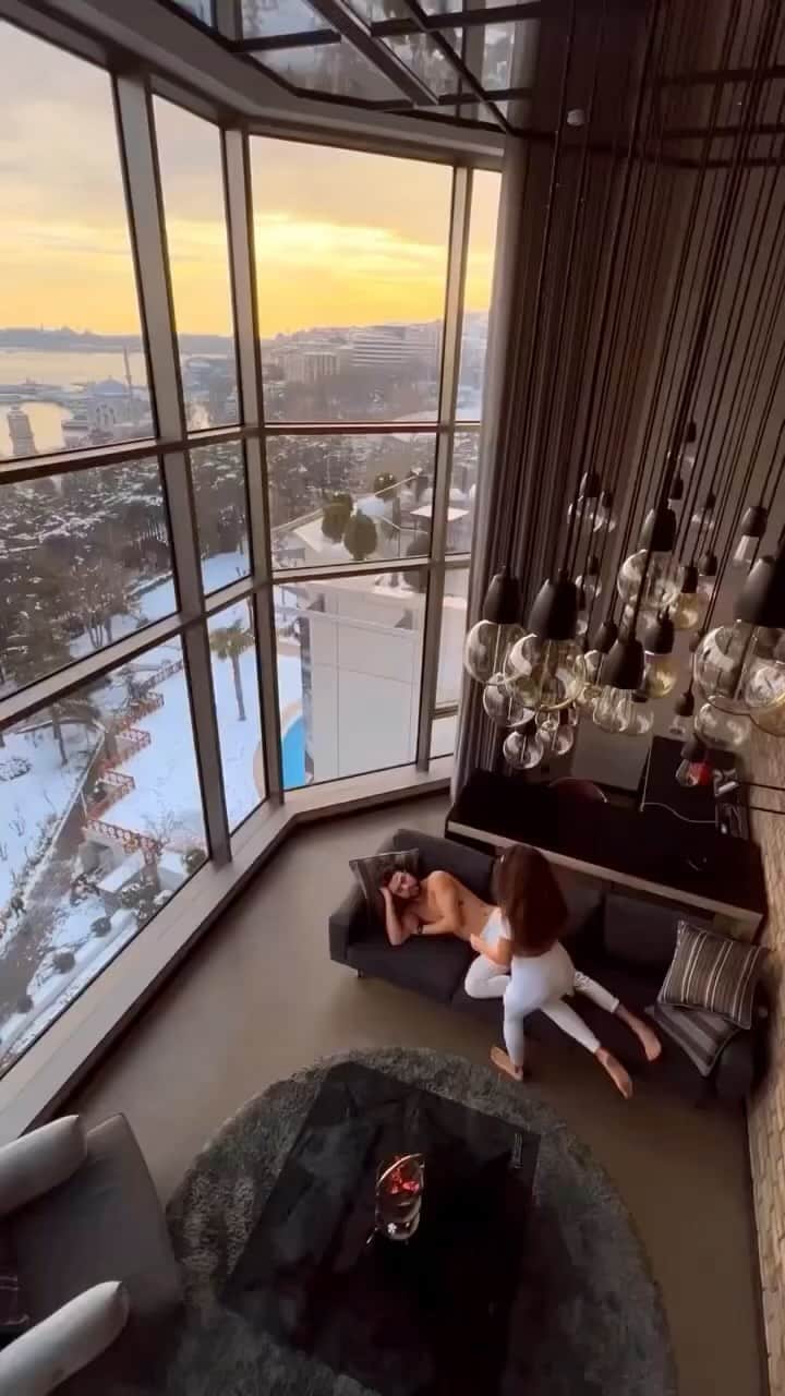 The Luxury Lifestyle Magazineのインスタグラム：「Mood ❤️🍂 Tag your love 😍  By @anyuta_rai」