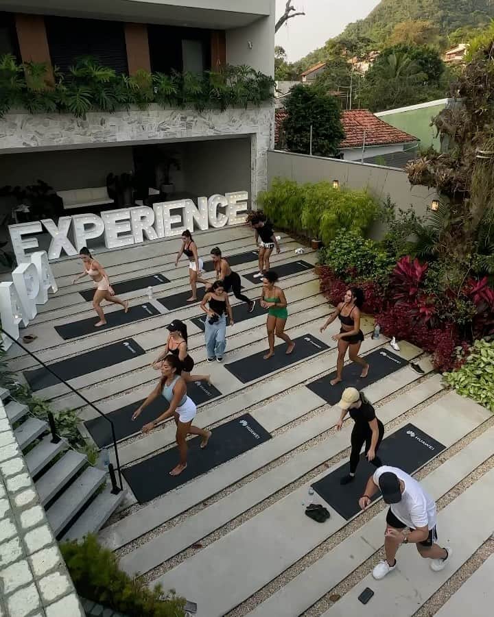 Rachel Apollonioのインスタグラム：「Dump do final de semana mais fitnesss dos últimos tempos 😂🤍 @lapaexperience weekend foi INCRIVEL!  Fazia tempo que nao presenciava algum evento tao bem planejado, tao alegre, com pessoas realmente muito legais 😂 e o mais importante: com propósito sabe? Nos unimos pra contagiar vocês com essa energia de atividade física, meditação, exercícios respiratorios, self care no geral…   Minha missão aqui nessa rede sempre vai ser incentivar vocês a honrar a saúde, e o bem estar, e tambem a realizar sonhos (e viajar o máximo que der kk 🤪) então é bom fazer parte de um evento desse.  Acredito que quando o assunto é auto cuidado, vale tudo. PRINCIPALMENTE De dentro pra fora, atraves das nossas terapias, buscas internas e conexão com nossas próprias metas e objetivos maiores, mas tambem de fora pra dentro, por que nao?  Aquele bom skincare, uma maquiagem que empodera, um penteado novo, uma pratica de esporte.. isso tambem nos ensina sobre amor próprio 🤍   que venham as proximas @lapaexperience」