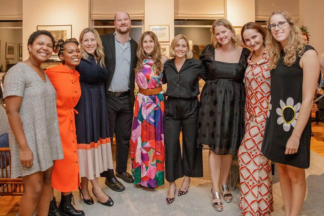 ビジー・フィリップスさんのインスタグラム写真 - (ビジー・フィリップスInstagram)「voting season 🤝 selfie season  Thank you everyone who came out last week to help us (and @busyphilipps!!!) raise money for mamas fighting to take back the Virginia House in 2023 and the U.S. House in 2024 (and protect both Senates!).   And a big shout out to @lashrecseaird for making the trip up…and for beating the only anti-choice dem incumbent in the primary.   Also a huge thanks to @laura.a.gillen and @sarahkleehoodny for coming out!!!!   📸 by @kristenblush」10月10日 6時13分 - busyphilipps