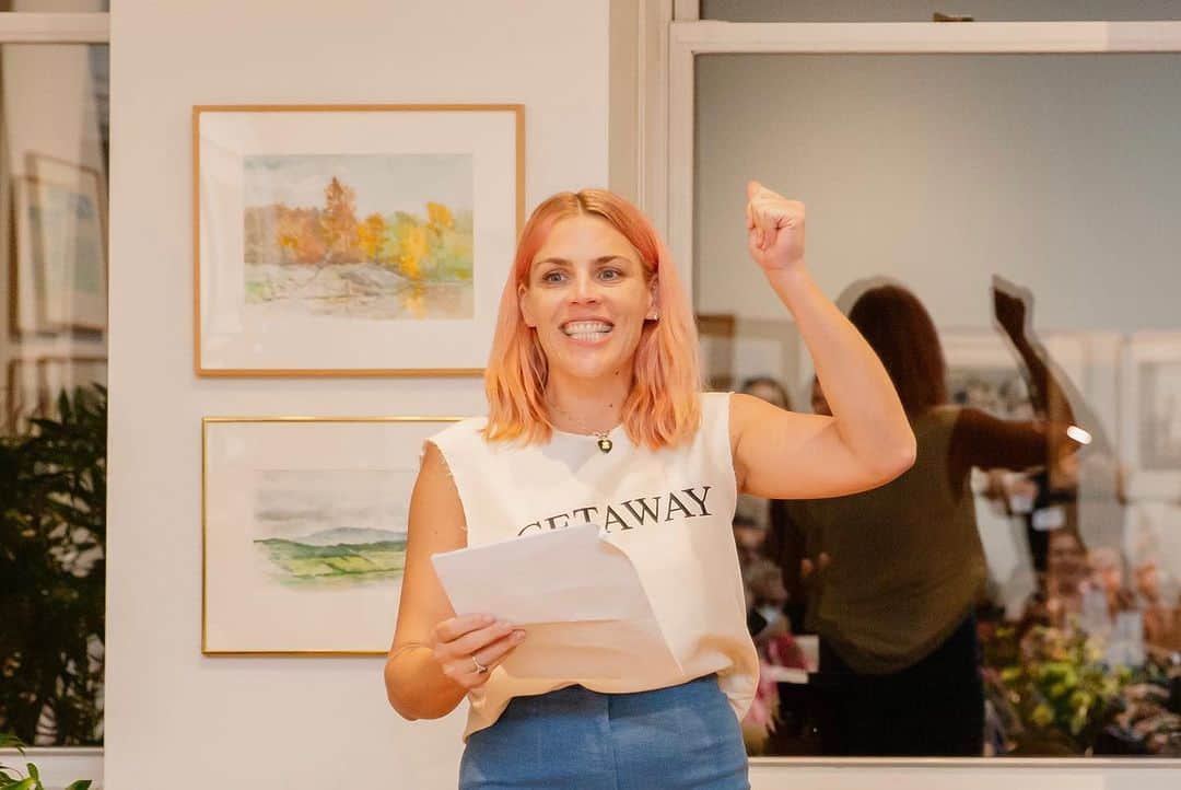 ビジー・フィリップスさんのインスタグラム写真 - (ビジー・フィリップスInstagram)「voting season 🤝 selfie season  Thank you everyone who came out last week to help us (and @busyphilipps!!!) raise money for mamas fighting to take back the Virginia House in 2023 and the U.S. House in 2024 (and protect both Senates!).   And a big shout out to @lashrecseaird for making the trip up…and for beating the only anti-choice dem incumbent in the primary.   Also a huge thanks to @laura.a.gillen and @sarahkleehoodny for coming out!!!!   📸 by @kristenblush」10月10日 6時13分 - busyphilipps