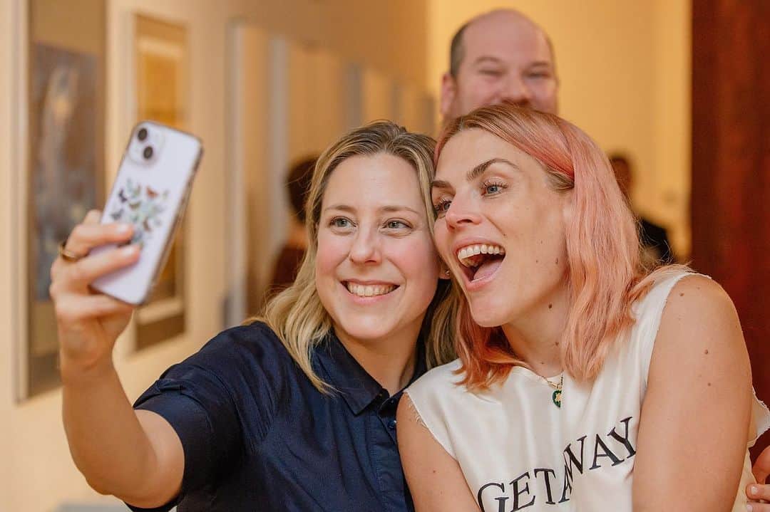 ビジー・フィリップスさんのインスタグラム写真 - (ビジー・フィリップスInstagram)「voting season 🤝 selfie season  Thank you everyone who came out last week to help us (and @busyphilipps!!!) raise money for mamas fighting to take back the Virginia House in 2023 and the U.S. House in 2024 (and protect both Senates!).   And a big shout out to @lashrecseaird for making the trip up…and for beating the only anti-choice dem incumbent in the primary.   Also a huge thanks to @laura.a.gillen and @sarahkleehoodny for coming out!!!!   📸 by @kristenblush」10月10日 6時13分 - busyphilipps