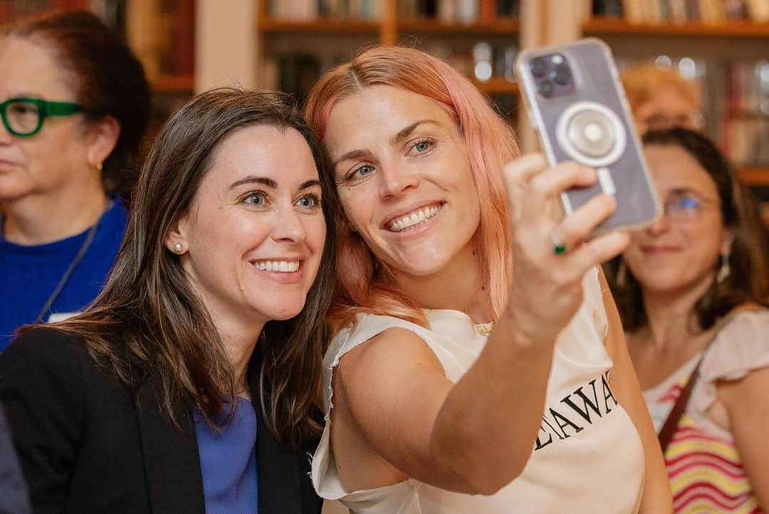 ビジー・フィリップスさんのインスタグラム写真 - (ビジー・フィリップスInstagram)「voting season 🤝 selfie season  Thank you everyone who came out last week to help us (and @busyphilipps!!!) raise money for mamas fighting to take back the Virginia House in 2023 and the U.S. House in 2024 (and protect both Senates!).   And a big shout out to @lashrecseaird for making the trip up…and for beating the only anti-choice dem incumbent in the primary.   Also a huge thanks to @laura.a.gillen and @sarahkleehoodny for coming out!!!!   📸 by @kristenblush」10月10日 6時13分 - busyphilipps