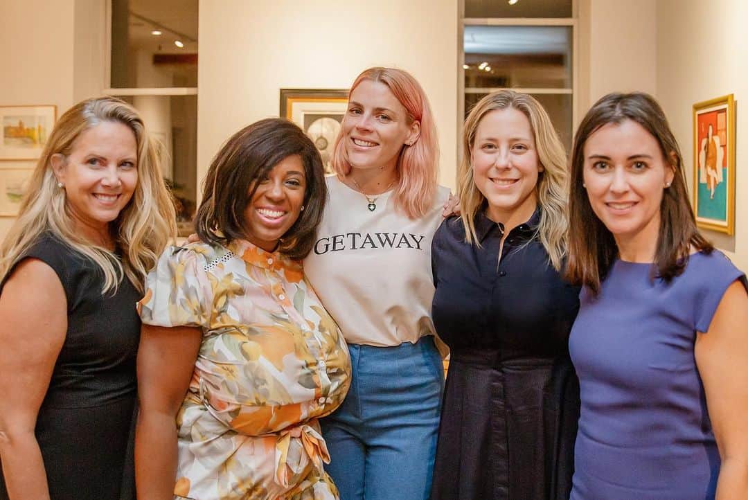 ビジー・フィリップスさんのインスタグラム写真 - (ビジー・フィリップスInstagram)「voting season 🤝 selfie season  Thank you everyone who came out last week to help us (and @busyphilipps!!!) raise money for mamas fighting to take back the Virginia House in 2023 and the U.S. House in 2024 (and protect both Senates!).   And a big shout out to @lashrecseaird for making the trip up…and for beating the only anti-choice dem incumbent in the primary.   Also a huge thanks to @laura.a.gillen and @sarahkleehoodny for coming out!!!!   📸 by @kristenblush」10月10日 6時13分 - busyphilipps