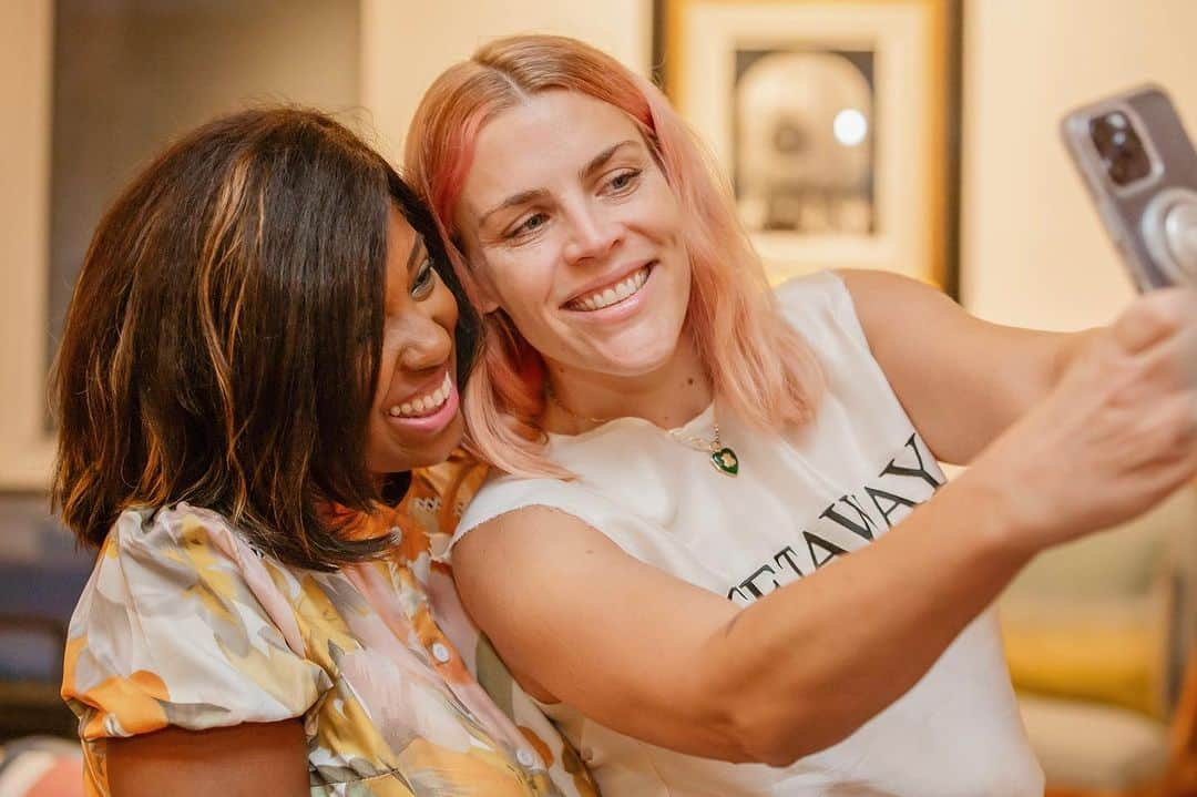 ビジー・フィリップスのインスタグラム：「voting season 🤝 selfie season  Thank you everyone who came out last week to help us (and @busyphilipps!!!) raise money for mamas fighting to take back the Virginia House in 2023 and the U.S. House in 2024 (and protect both Senates!).   And a big shout out to @lashrecseaird for making the trip up…and for beating the only anti-choice dem incumbent in the primary.   Also a huge thanks to @laura.a.gillen and @sarahkleehoodny for coming out!!!!   📸 by @kristenblush」