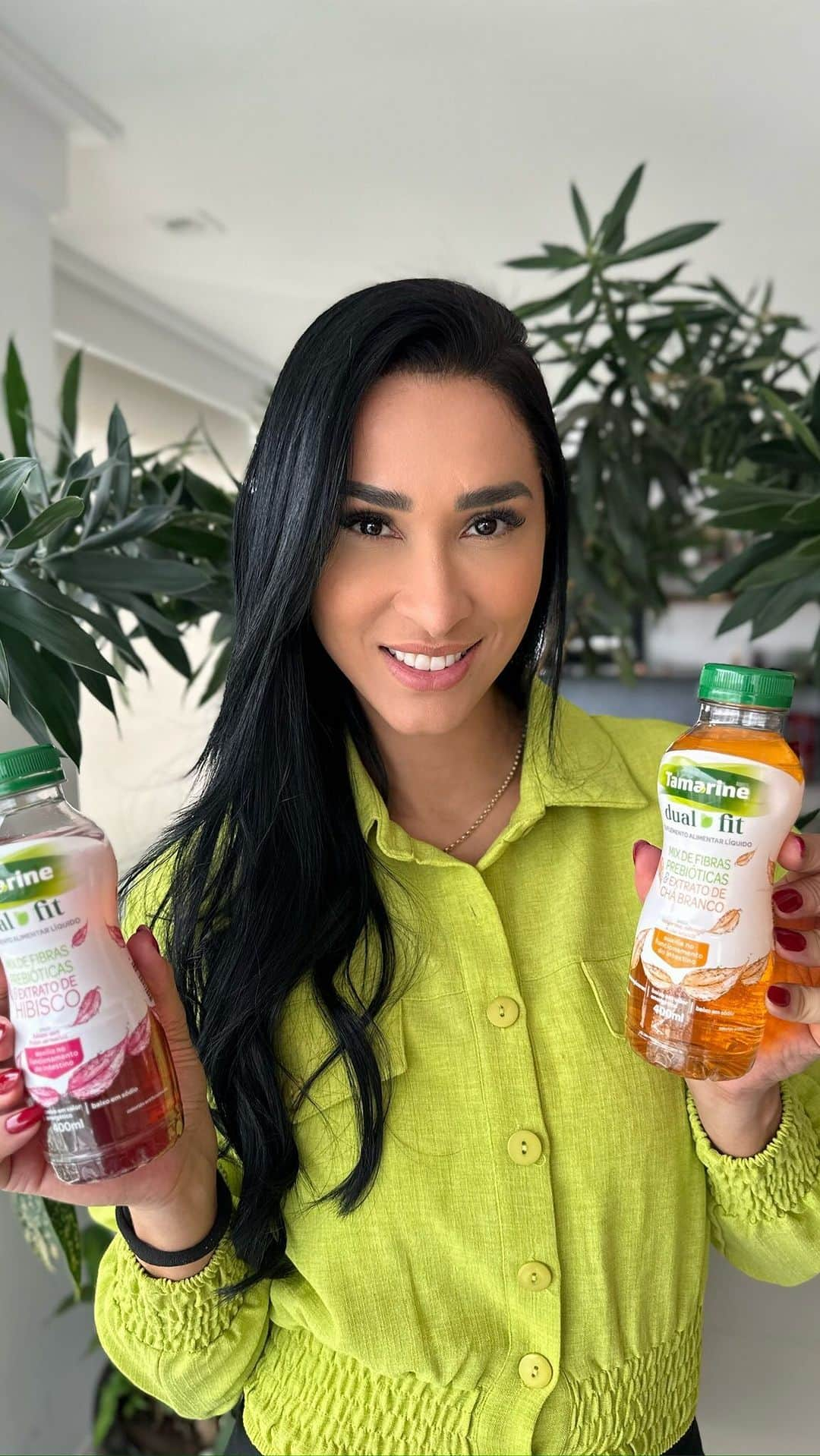 ジャケリネ・カルバリョのインスタグラム：「Amoreees, quando o assunto é intestino Tamarine tá sempre ao nosso lado!   São mais de 40 anos no mercado pensando no seu bem-estar! E agora está  com uma super novidade: Tamarine Dual Fit!   Em  uma nova categoria de bebidas funcionais com fibras e extratos naturais diuréticos que contribuem para o funcionamento do intestino e na redução de líquidos e inchaços que se formam principalmente pelo estilo de vida urbano, como beber pouca água, alimentação desbalanceada e o sedentarismo.” Eu aprovei esse lançamento! Quer conhecer também? Acesse o site e descubra Tamarine Dual Fit: o novo melhor amigo do seu intestino! #publicidade #TamarineDualFit  Dizeres legais: Alimento isento de registro conforme rdc 27/2010. Recomendação de uso: adultos  19 anos, consumir 1 garrafa (400ml) ao dia, preferencialmente gelado.   Referência consultada: rotulagem do produto tamarine dual fit. Outubro./2023」