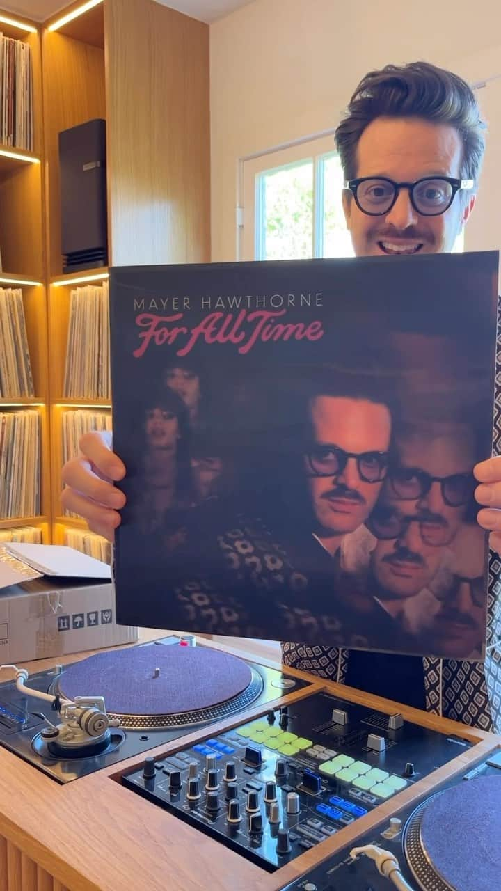 メイヤー・ホーソーンのインスタグラム：「Unboxing the “For All Time” Deluxe LP! Preorder is up NOW at mayerhawthorne.com⏳」