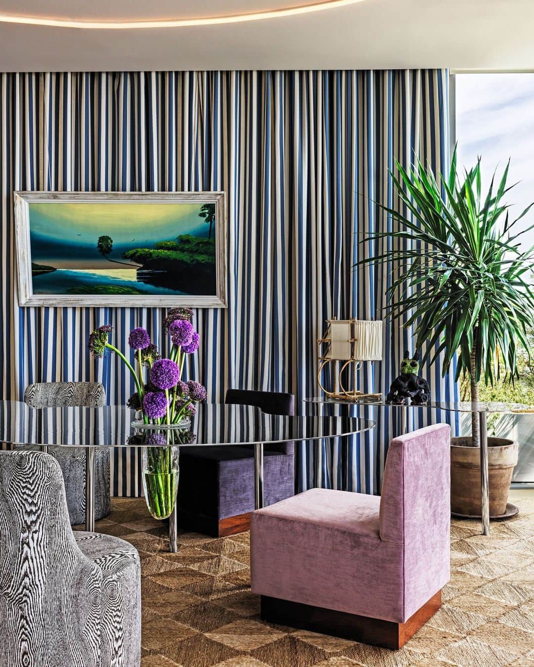 のインスタグラム：「If you’re short on wall space, why not have your curtains make an impact? In this cerebral Miami Beach apartment designed by Charlap Hyman and Herrero (@ch_herrero), a striped @delanyandlong fabric does double duty as drapes and as a bold backdrop for a painting by Rodney Demps. The mirror-polished steel table is custom, and the chairs are vintage. The lamp is by Matthew Verdon and the rug by Weavemanila.  Click the link in bio for the full tour of this Miami beach home. Written by @cokhio. Styled by @tessawatson. Photographed by @chrismottalini.」