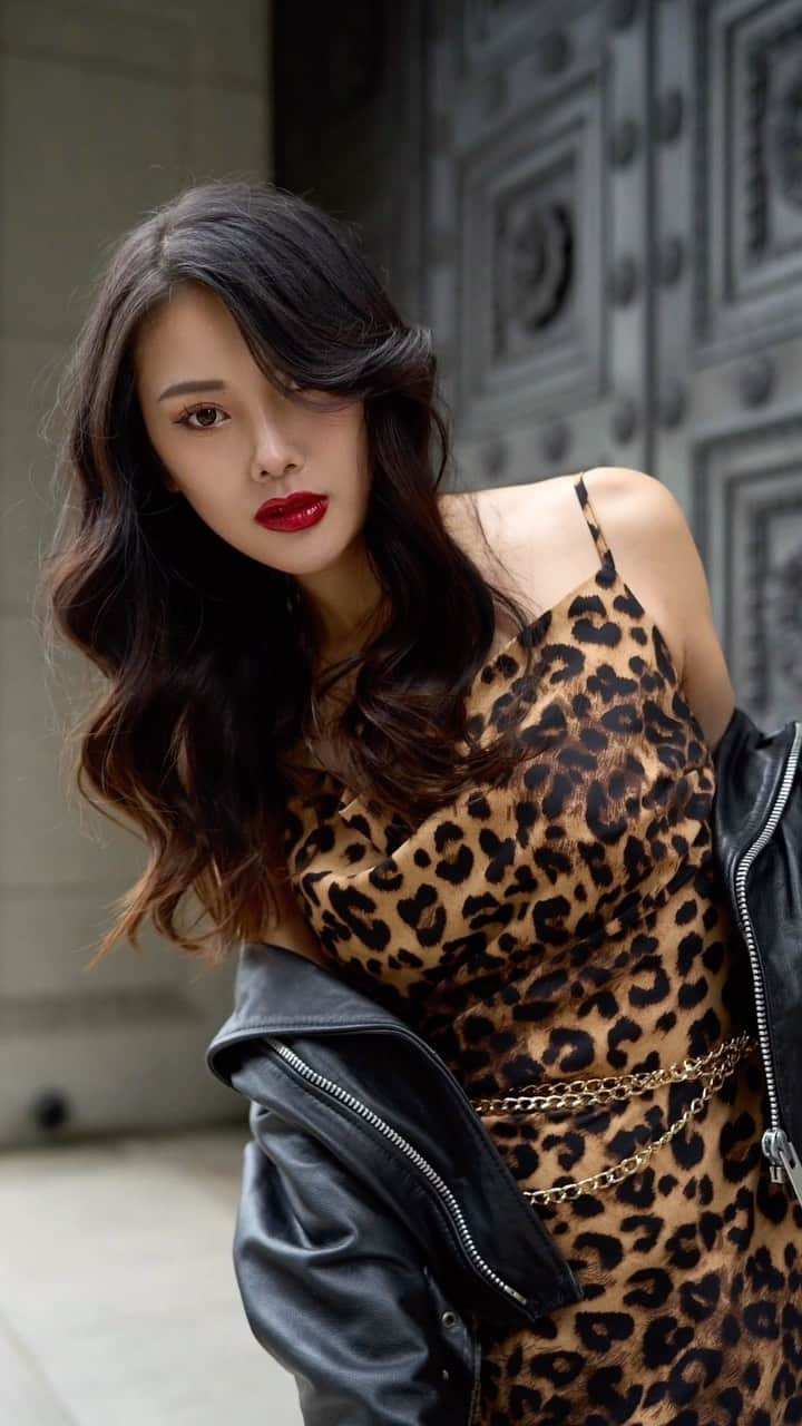 嘉瀬美月のインスタグラム：「🐆💋 ⁡ ⁡ ┈┈┈┈┈┈┈┈┈┈┈┈┈┈┈┈┈┈┈┈ ⁡ ⁡ ⁡ ⁡ 久しぶりに @cotton_taku26 さん とフォトシューティングしてきた。 ⁡ ⁡ 東京駅周辺、最近工事している場所も多いけど オシャレスポット多くて好き❤️ ⁡ ⁡ ⁡ #Japanesemodel #Japaneseportrait #東京駅 #東京駅撮影 #東京ポートレート ⁡ ⁡ ⁡ ┈┈┈┈┈┈┈┈┈┈┈┈┈┈┈┈┈┈┈┈」