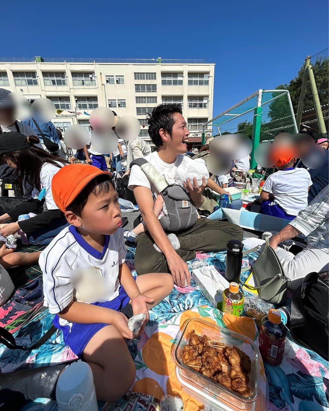 菅野広恵さんのインスタグラム写真 - (菅野広恵Instagram)「幼稚園最後の年長さん運動会🌸  「クラスの中で僕は1番足が遅いんだ」 と言った日から、ママとパパと 走る特訓を頑張ったひーくん。  努力をする事をもしかしたら 初めて知ったひーくん。  運動会当日のリレー 去年までは、キョロキョロして 最初の出だしが遅れていたけど 出だしの特訓を沢山して 出だし遅れる事なく 最後まで諦める事なく 走る事ができました🥹💪  結果は… やっぱり最下位だったけど 今回は初めて努力をしてきた事 最後まで諦めない姿勢 真剣に頑張った姿 それだけで、はなまる100点です☺️✨‼︎ だから息子と会った瞬間 思いっきり褒めちぎりました😆🥇‼︎  ＊後から写真みてびっくりしたのが、 一緒に走った子たちが、息子以外全員… リレーの選手と言う🤣‼︎‼︎ むしろ、そんな中でよく頑張ったよ‼︎ どおりで、みんなめちゃくちゃ早いわけよw  毎日、何時間も幼稚園で練習してきた 大嫌いな鼓笛隊も 立派に頑張っていた😭♡  組体操でも、身体がすごく痛かったと 言っていたけど🥹‼︎ 真剣に頑張っていた😭✨  息子のこんな真剣な姿を見たのは 初めてかも知れないねと夫とも話しながら 終始感動していた運動会でした。  朝8時から14時までと 1300人の人数がいる中で 1歳児の娘も居ながらの運動会は 中々のハードで、身体中 疲労がすごかったけど🤣‼︎  これは、親子共々 一生の思い出になる 運動会だなと幼稚園に感謝です🫡  また、息子の応援をしてくれたり 写真を撮ってくれた お友達ママたちにも感謝😭♡  夫のご両親も来てくれて すごく嬉しかったな☺️🌸  そして、何より 息子よ、本当に頑張った。お疲れ様！  #運動会コーデ #運動会　#幼稚園運動会　#鼓笛隊　#子供の成長　#2児のママ  #年長さん  #年長男子」10月10日 6時39分 - hiroesugano