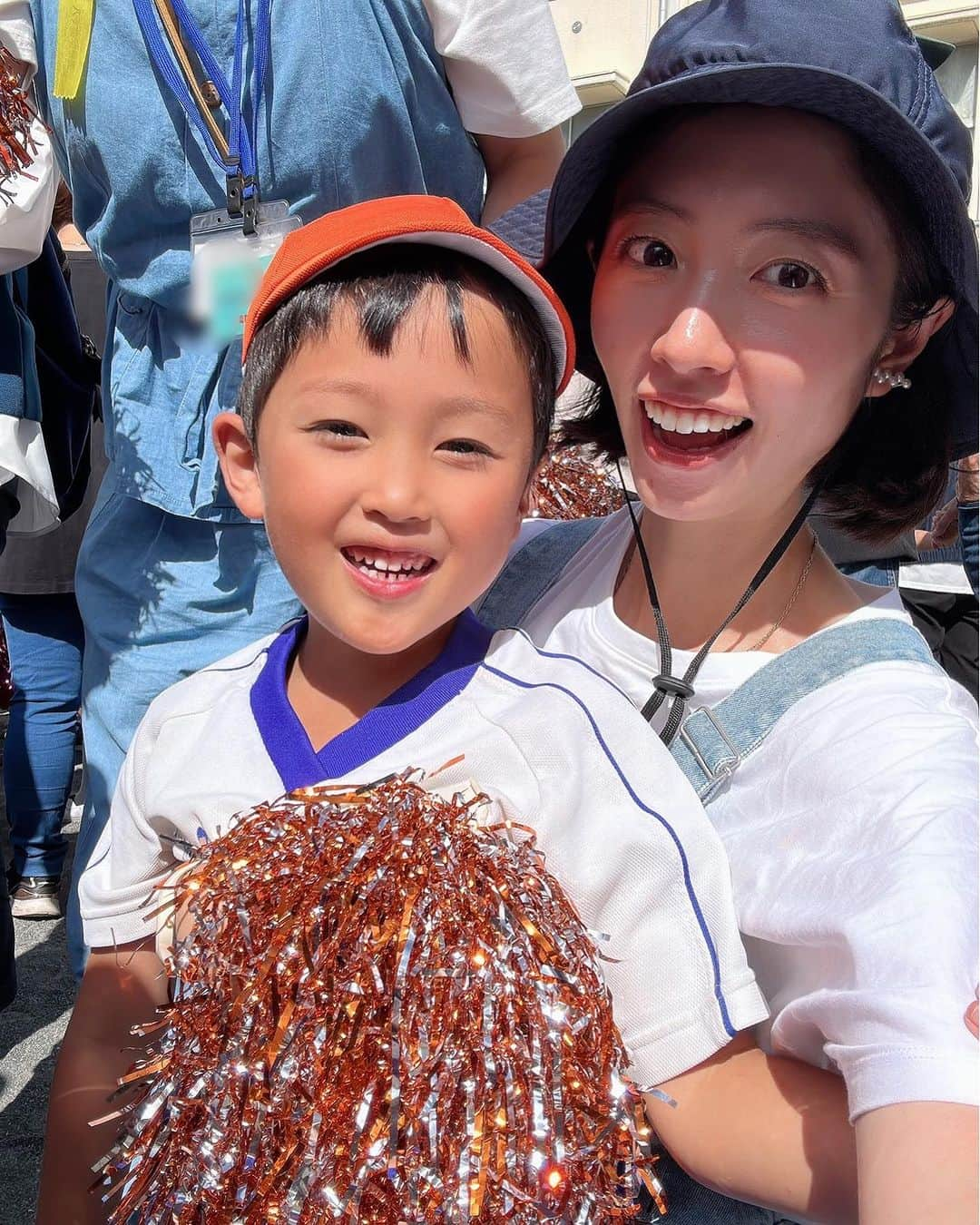 菅野広恵さんのインスタグラム写真 - (菅野広恵Instagram)「幼稚園最後の年長さん運動会🌸  「クラスの中で僕は1番足が遅いんだ」 と言った日から、ママとパパと 走る特訓を頑張ったひーくん。  努力をする事をもしかしたら 初めて知ったひーくん。  運動会当日のリレー 去年までは、キョロキョロして 最初の出だしが遅れていたけど 出だしの特訓を沢山して 出だし遅れる事なく 最後まで諦める事なく 走る事ができました🥹💪  結果は… やっぱり最下位だったけど 今回は初めて努力をしてきた事 最後まで諦めない姿勢 真剣に頑張った姿 それだけで、はなまる100点です☺️✨‼︎ だから息子と会った瞬間 思いっきり褒めちぎりました😆🥇‼︎  ＊後から写真みてびっくりしたのが、 一緒に走った子たちが、息子以外全員… リレーの選手と言う🤣‼︎‼︎ むしろ、そんな中でよく頑張ったよ‼︎ どおりで、みんなめちゃくちゃ早いわけよw  毎日、何時間も幼稚園で練習してきた 大嫌いな鼓笛隊も 立派に頑張っていた😭♡  組体操でも、身体がすごく痛かったと 言っていたけど🥹‼︎ 真剣に頑張っていた😭✨  息子のこんな真剣な姿を見たのは 初めてかも知れないねと夫とも話しながら 終始感動していた運動会でした。  朝8時から14時までと 1300人の人数がいる中で 1歳児の娘も居ながらの運動会は 中々のハードで、身体中 疲労がすごかったけど🤣‼︎  これは、親子共々 一生の思い出になる 運動会だなと幼稚園に感謝です🫡  また、息子の応援をしてくれたり 写真を撮ってくれた お友達ママたちにも感謝😭♡  夫のご両親も来てくれて すごく嬉しかったな☺️🌸  そして、何より 息子よ、本当に頑張った。お疲れ様！  #運動会コーデ #運動会　#幼稚園運動会　#鼓笛隊　#子供の成長　#2児のママ  #年長さん  #年長男子」10月10日 6時39分 - hiroesugano