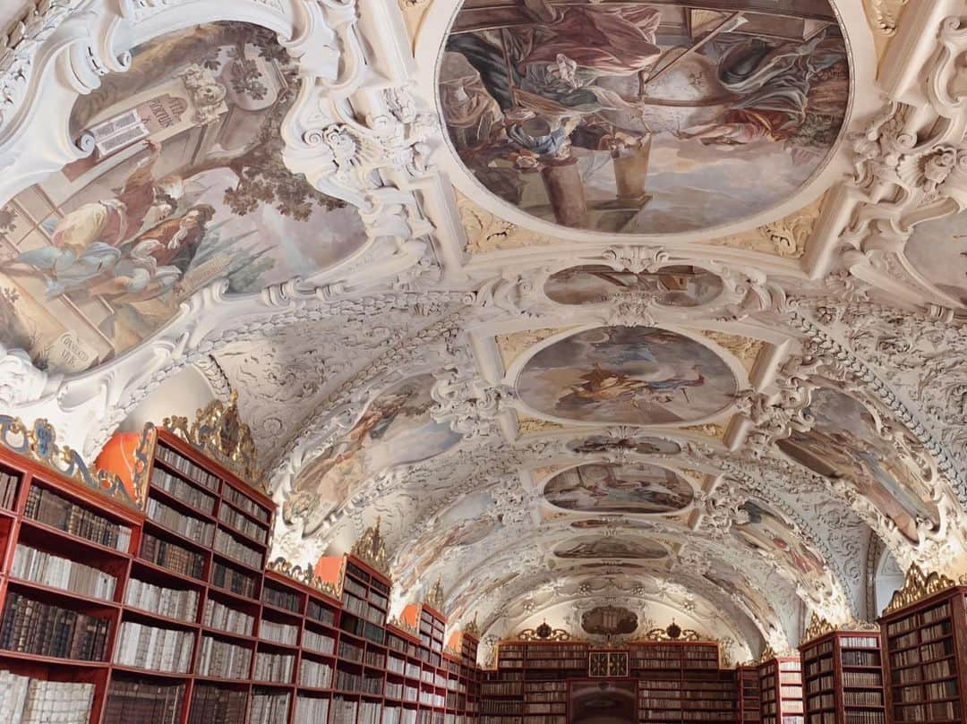 Yuka Kaedeさんのインスタグラム写真 - (Yuka KaedeInstagram)「. . ストラホフ修道院図書室 Library of Strahov Monastery . . . #_asyuka_ #prague #プラハ #チェコ #ヨーロッパ #ig_europe #library #europefocus #europe_gallery #beautifuldestinations #beautifulplaces #worldshotz #worldtrip #travelphotography #travelpics」10月10日 6時45分 - _asyuka_