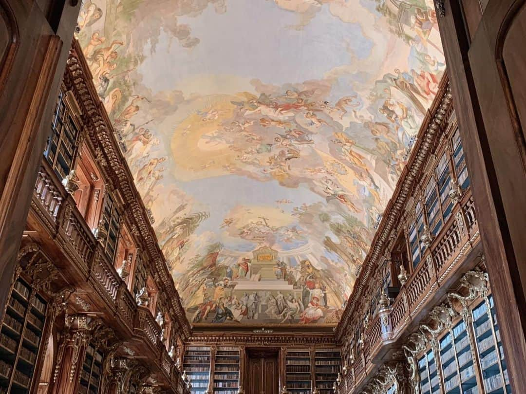 Yuka Kaedeのインスタグラム：「. . ストラホフ修道院図書室 Library of Strahov Monastery . . . #_asyuka_ #prague #プラハ #チェコ #ヨーロッパ #ig_europe #library #europefocus #europe_gallery #beautifuldestinations #beautifulplaces #worldshotz #worldtrip #travelphotography #travelpics」