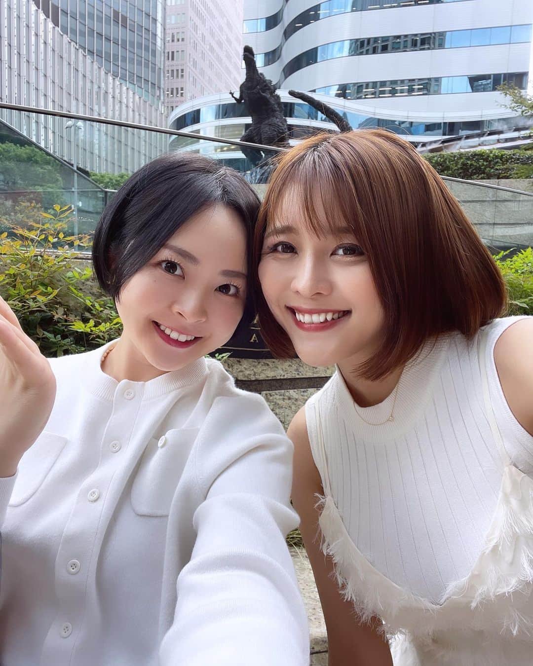 加藤るみのインスタグラム：「【日比谷DAY】  先日久しぶりに東京へ🗼  映画な会in日比谷🎞️  さゆみ姉さんから「ゴジラとデートできるカフェがあるよ‼️」と教えてもらい、 日比谷の @theblue_hibiya へ🩵  ゴジラの真後ろのテラスでパスタランチ。 これは確かにゴジラとデートだわ😂🙏💕 viewも最高な上にパスタもおいしかったのでオススメです。  さゆみ姉さん、いつもハッピーで可愛いの🥰 そして、とにかく映画を観てる❗️ いつも「あれ、観ました？」と連絡したら、すぐ「観た！」と返ってくるから凄い。 子育てと映画の両立、本当に尊敬します🙏  ゴジラとデート🫶の後は、すぐ近くの日比谷シャンテの地下にある  @teethart4618 でホワイトニングのメンテナンス🦷🪥  歯が綺麗なさゆみ姉さんに教えてもらって、 我々、ハンカチやらキーホルダーやら色々お揃いのものが多いですが、 歯の白さもオソロだね🦷と笑いました🫣w  わたしは一回でトーンがかなり上がったので、 ホワイトニングして良かったなと心から思います❗️ 脱毛とホワイトニングは、本当にやって良かった美容😂w  気になっている方はぜひ😍  #日比谷  #ホワイトニング #teethart」