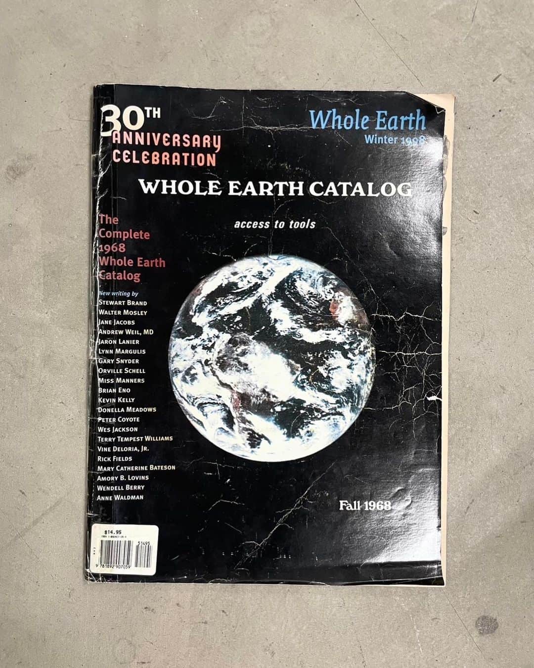 STYLE & EDIT officialさんのインスタグラム写真 - (STYLE & EDIT officialInstagram)「"HORIZON" Sisii × Amane Murakami  1968年〜1972年まで刊行されたWhole Earth Catalogueは、ヒッピーカルチャーに多大なる影響を及ぼし、今や伝説のカタログです。アップル社の故スティーブ・ジョブズもこのカタログに多大な影響を受けた一人。 その中でコラージュされたミニマルな詩のページが今回"HORIZON"のテーマになりました。 「どこまでも続く地平線のその向こうには新しい発見と希望があるはず！歓喜と共に！」。 次の新しい一歩を想像しながら、 詩をなぞり墨で描いたカリグラフィーをムートンの背中にシルクスクリーンを使い一枚づつ丁寧に制作しました。 @amane_murakami   ムートンランチコート 275,000円 サイズ：F   ■オーダー会： ［新宿店］10月11日(水)→17日(火)  ［大阪店］10月20日(金)→26日(木)  　お渡し：11月下旬頃予定  ※サンプルをご試着いただけます ※ペイントのデザインは一点一点異なります ※デザインのオーダーは承れません ※数に限りがございます ※タカシマヤファッションスクエアでは12月上旬発売予定（数量限定）  #takashimaya  #styleandedit  #sisii #amanemurakami  #calligraphy  #art」10月10日 12時16分 - style_and_edit_takashimaya