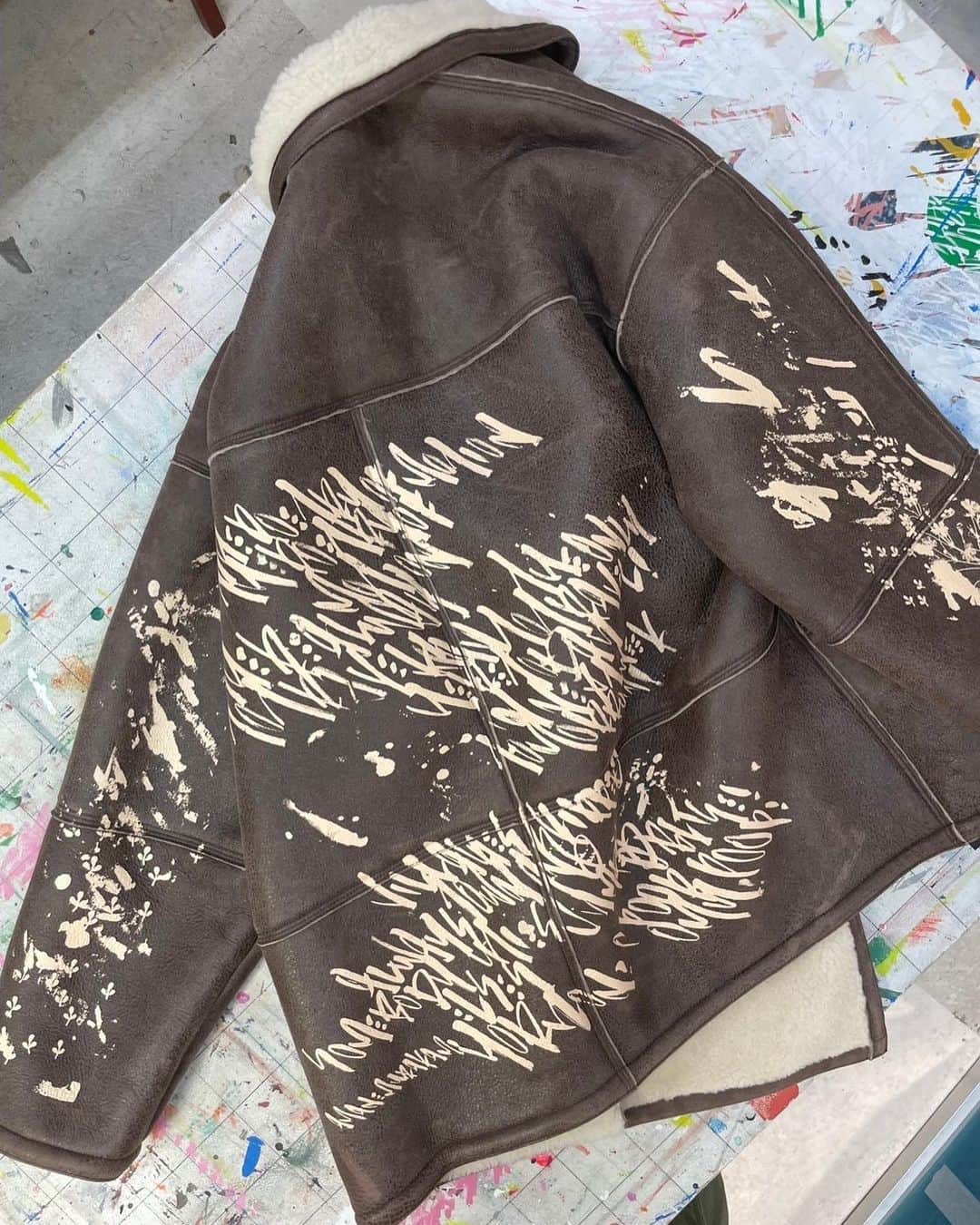 STYLE & EDIT officialのインスタグラム：「"HORIZON" Sisii × Amane Murakami  1968年〜1972年まで刊行されたWhole Earth Catalogueは、ヒッピーカルチャーに多大なる影響を及ぼし、今や伝説のカタログです。アップル社の故スティーブ・ジョブズもこのカタログに多大な影響を受けた一人。 その中でコラージュされたミニマルな詩のページが今回"HORIZON"のテーマになりました。 「どこまでも続く地平線のその向こうには新しい発見と希望があるはず！歓喜と共に！」。 次の新しい一歩を想像しながら、 詩をなぞり墨で描いたカリグラフィーをムートンの背中にシルクスクリーンを使い一枚づつ丁寧に制作しました。 @amane_murakami   ムートンランチコート 275,000円 サイズ：F   ■オーダー会： ［新宿店］10月11日(水)→17日(火)  ［大阪店］10月20日(金)→26日(木)  　お渡し：11月下旬頃予定  ※サンプルをご試着いただけます ※ペイントのデザインは一点一点異なります ※デザインのオーダーは承れません ※数に限りがございます ※タカシマヤファッションスクエアでは12月上旬発売予定（数量限定）  #takashimaya  #styleandedit  #sisii #amanemurakami  #calligraphy  #art」