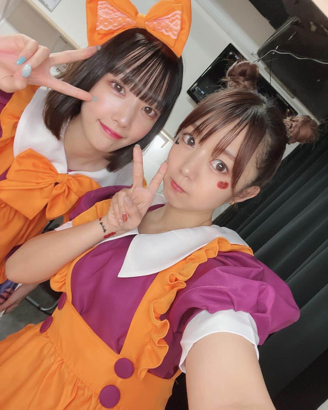 大庭彩歌のインスタグラム：「2shot🧡💛 #ハロウィン #ハロウィンコスプレ #halloween」