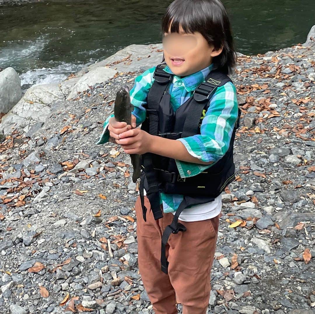 三浦奈保子さんのインスタグラム写真 - (三浦奈保子Instagram)「#奥多摩 の #峰谷川渓流釣り場 に行ってきました！  奥多摩は私は初めてだったのですが、 都心からそんなにかからないで、 こんなに自然豊かで水の綺麗な所に行けるとは 驚きです‼️  川の水がとにかく綺麗で、 一組1ブースがゆったりと割り当てられて、 とっても贅沢な釣り場でした✨✨❗️  自分のブースで 貸コンロでバーベキューもできるし、  釣り上げた魚を管理室に持っていけば 焼いていただいて食べることができます☺️ スタッフの方たちも皆さまとても優しかったです☺️✨  ニジマスを沢山釣り上げることができ、焼きたてを美味しくいただきました✨✨  最初は かわいそう..と言って魚に触れなかった子供たちも えさを自分でつけたり、絡んだ糸を直したり、釣り上げた魚の針を自分で取ったり.. 立派な釣り人になっていきました🫡  たっぷり釣りを楽しんだあとは、 近くの #奥多摩水と緑のふれあい館　に。  たくさんの遊べる展示やクイズ・3Dの映像で 水やダムについて 子供も大人も学ぶことができます✨☺️ しかも無料🥹  ぜひ皆さまも お出かけしてみてください✨☺️  #子育て　#子育て日記　#子育てママ #小学生　#幼稚園 #子どもとお出かけ  #家族でお出かけ　#楽楽知育 #勉強　#子供の勉強　#小学生の学習　#学習 #お出かけスポット  #無料スポット #知育体験　#受験 #中学受験 #お出かけノート　#関東おすすめスポット　#自然体験 #中学受験2024年組 #中学受験2025年組 #中学受験2026年組 #中学受験2027年組 #中学受験2028年組」10月10日 12時19分 - miura_naoko_