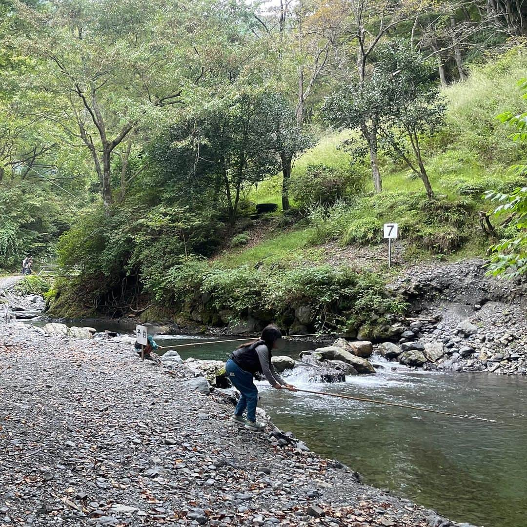 三浦奈保子のインスタグラム：「#奥多摩 の #峰谷川渓流釣り場 に行ってきました！  奥多摩は私は初めてだったのですが、 都心からそんなにかからないで、 こんなに自然豊かで水の綺麗な所に行けるとは 驚きです‼️  川の水がとにかく綺麗で、 一組1ブースがゆったりと割り当てられて、 とっても贅沢な釣り場でした✨✨❗️  自分のブースで 貸コンロでバーベキューもできるし、  釣り上げた魚を管理室に持っていけば 焼いていただいて食べることができます☺️ スタッフの方たちも皆さまとても優しかったです☺️✨  ニジマスを沢山釣り上げることができ、焼きたてを美味しくいただきました✨✨  最初は かわいそう..と言って魚に触れなかった子供たちも えさを自分でつけたり、絡んだ糸を直したり、釣り上げた魚の針を自分で取ったり.. 立派な釣り人になっていきました🫡  たっぷり釣りを楽しんだあとは、 近くの #奥多摩水と緑のふれあい館　に。  たくさんの遊べる展示やクイズ・3Dの映像で 水やダムについて 子供も大人も学ぶことができます✨☺️ しかも無料🥹  ぜひ皆さまも お出かけしてみてください✨☺️  #子育て　#子育て日記　#子育てママ #小学生　#幼稚園 #子どもとお出かけ  #家族でお出かけ　#楽楽知育 #勉強　#子供の勉強　#小学生の学習　#学習 #お出かけスポット  #無料スポット #知育体験　#受験 #中学受験 #お出かけノート　#関東おすすめスポット　#自然体験 #中学受験2024年組 #中学受験2025年組 #中学受験2026年組 #中学受験2027年組 #中学受験2028年組」