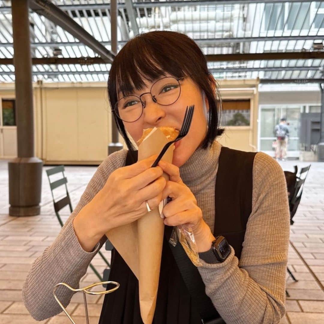 宮川美保のインスタグラム：「先日、日本橋三越のフランス展に行きました。 一番のお目当てはブーランジュリーコルネイユのパン！！2時間くらい並びました。 4人で行ったんだけどチームワークが凄くて！！  写真はイクアリーというお店のイチジクどっさりのパフェ。 かぶりついた！！」
