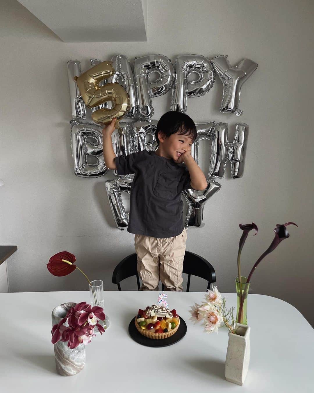 Yuki Ide | 井手 祐来のインスタグラム：「HAPPY BIRTHDAY 👦🏻🤍✨ 長男くん5歳に！ もう5歳なんて、、、すごく早く感じます どんどん言葉数というか語彙力が高くなって たまに笑ってしまうような会話をしてくるようになりました 子どもだからと思い込んでるからか、こんなこと出来るの？そんなこと分かるの？と私が驚いてしまうことも多い最近 対等に接しないといけないなと思うことも増えました 数字を数えること、アルファベットにも興味を持ってきて親バカながらたまにこの子は天才なんじゃないかと思うことも 笑(絶対親バカ、でもそれで良い) 発想力や記憶力が素晴らしいと思っているからそこを伸ばしてあげたい5歳！ 愛情だけは日々とにかく伝えて たまには言い合いしながら良き関係を築いていきたい🫶🏻 愛してるよ☺️🧡 家族みんなの宝物🫶🏻 #20181010」