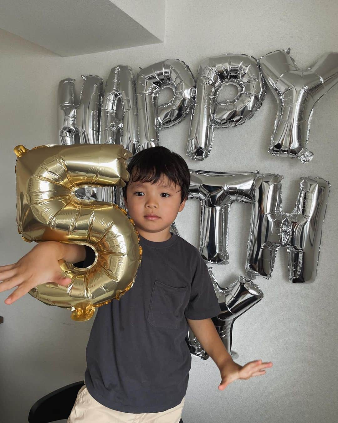 Yuki Ide | 井手 祐来さんのインスタグラム写真 - (Yuki Ide | 井手 祐来Instagram)「HAPPY BIRTHDAY 👦🏻🤍✨ 長男くん5歳に！ もう5歳なんて、、、すごく早く感じます どんどん言葉数というか語彙力が高くなって たまに笑ってしまうような会話をしてくるようになりました 子どもだからと思い込んでるからか、こんなこと出来るの？そんなこと分かるの？と私が驚いてしまうことも多い最近 対等に接しないといけないなと思うことも増えました 数字を数えること、アルファベットにも興味を持ってきて親バカながらたまにこの子は天才なんじゃないかと思うことも 笑(絶対親バカ、でもそれで良い) 発想力や記憶力が素晴らしいと思っているからそこを伸ばしてあげたい5歳！ 愛情だけは日々とにかく伝えて たまには言い合いしながら良き関係を築いていきたい🫶🏻 愛してるよ☺️🧡 家族みんなの宝物🫶🏻 #20181010」10月10日 12時22分 - yukikokubu