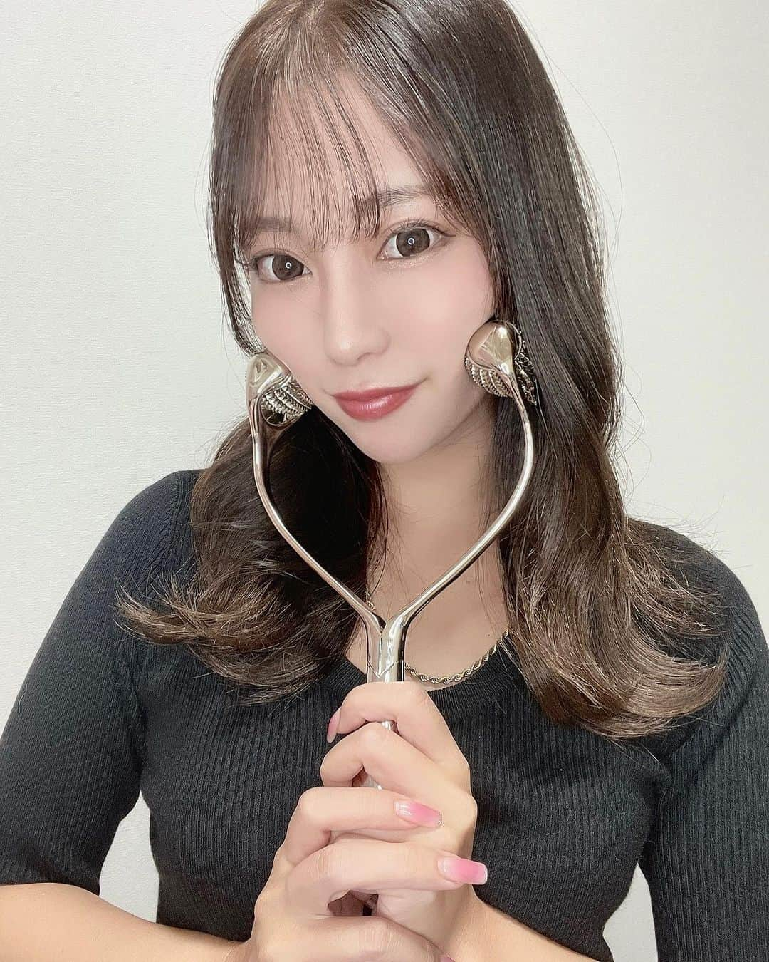 福井柑奈のインスタグラム：「はじめてみた形の小顔ローラー😳💥 ギザギザなの！！ 刺さない針でおうちエステ🩷  【Cellsh ほほあごエステローラー】  めっちゃギザギザが顔に効いてる🤤 朝特に顔がむくみまくってるんだけど、冷蔵庫で冷やしとくのね。 冷えたこのローラーでマッサージして顔シュッとさせてるよ🧊🧊 痛みはねー、、、、うん、 痛気持ちいい感じ☺️❣️ クセになるやつ！ ちなみに突起の数なんとローラー2個合わせて684本😳👍  PR  @needs_for_lifestyle #美顔器 #美容オタク #美容グッズ #美容ローラー #美容アイテム #顔のむくみ #顔痩せ #セルシュ #pr #むくみ解消 #むくみ改善 #小顔効果 #小顔 #instagood #instalike #instadaily #instalove #love #loveislove #selflove #selfcare #beauty #beautiful #❤️」