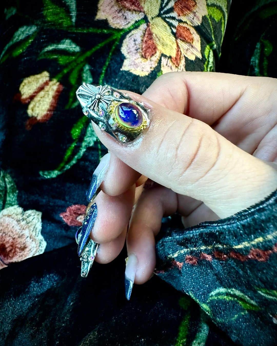 Britney TOKYOのインスタグラム：「🪐🌌mood stones @abbiecornish   #nails #nailart #britneytokyo」