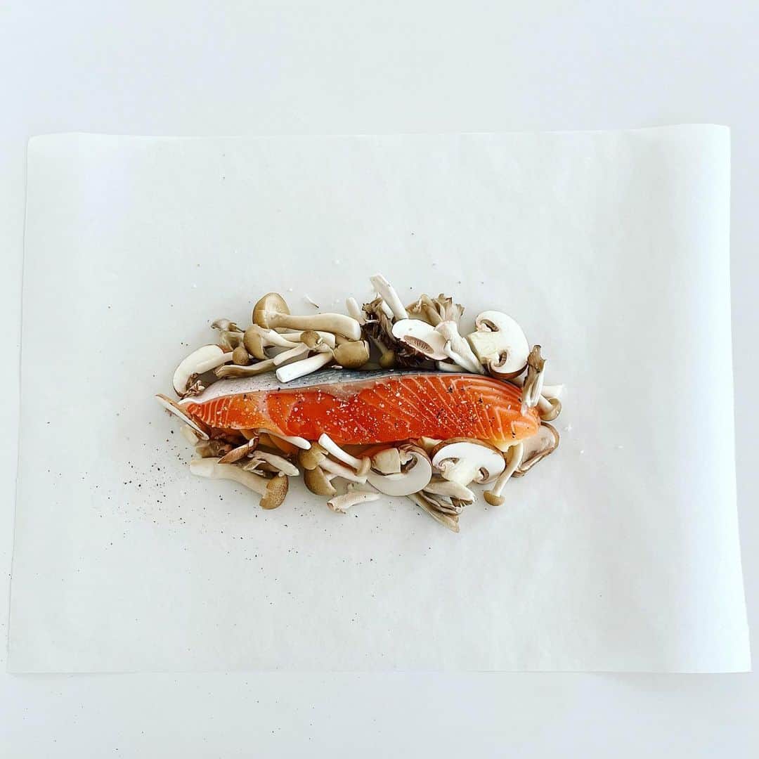 福田里香さんのインスタグラム写真 - (福田里香Instagram)「サーモンときのこの包み焼 📢40回 連載レシピ更新 「台所はいつもセレンディピティ」  やっと秋めいて肌寒い日が続きます。 秋の味覚は包み焼きで。 サーモン＆きのこは至福の味わいです。 @equelle_otsuka   魚料理は包み焼きなら失敗なし。 魚料理に苦手意識があるひとにこそ 「包み焼き」という調理法がおすすめ。  魚の切り身を1枚買ってきて 野菜と一緒にオーブンペーパーか アルミホイルに包んで 蒸し焼きにするだけで 簡単においしく出来上がります。  材料の下に敷いたじゃがいもも ホクホクに火が入り サーモンとの相性は抜群です。  詳しい レシピは こちら ⬇︎　 @equelle_otsuka のポストや プロフからHPのバナー 《 column 暮らしを彩るワンポイント 》をクリック☝︎。  アーカイブも見やすくなりました。 Facebookでも読めますよ。」10月10日 7時04分 - riccafukuda