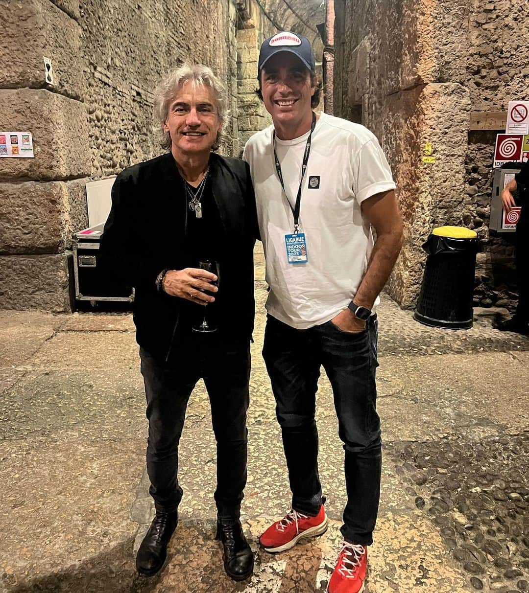 アレッサンドロ・マトリのインスタグラム：「🫀….DEDICATO A NOI !!! 🏟️ Arena di Verona  #SEMPREUNOSPETTACOLO  #IRAGAZZISONOINGIRO @ligabue_official  @matteolottireal  @fabio_grossi_82」