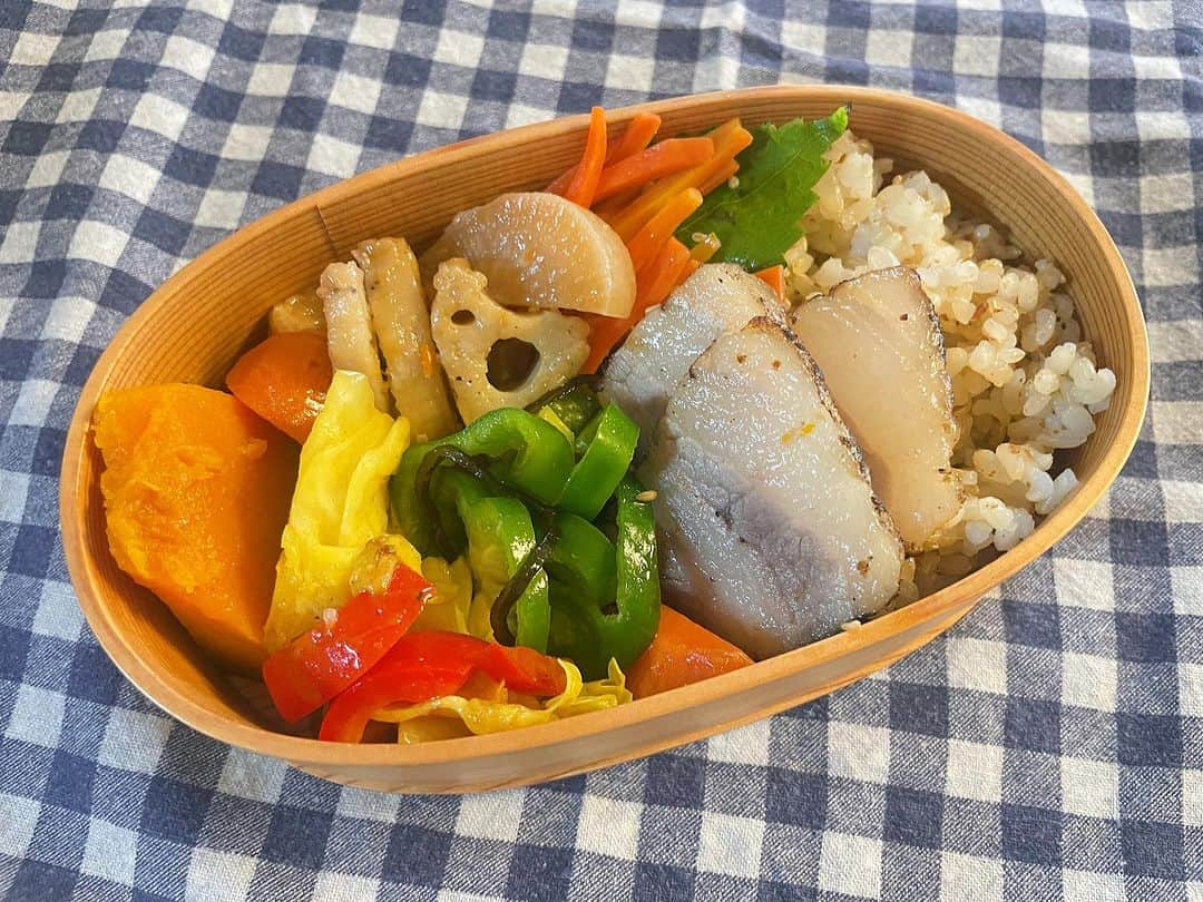 市井紗耶香のインスタグラム：「. 息子おべんと♪  #お弁当 #わっぱ弁当 #小5男子 #成長 #子育て #有難豚 #感謝 #沢山の愛  #いってらっしゃい」