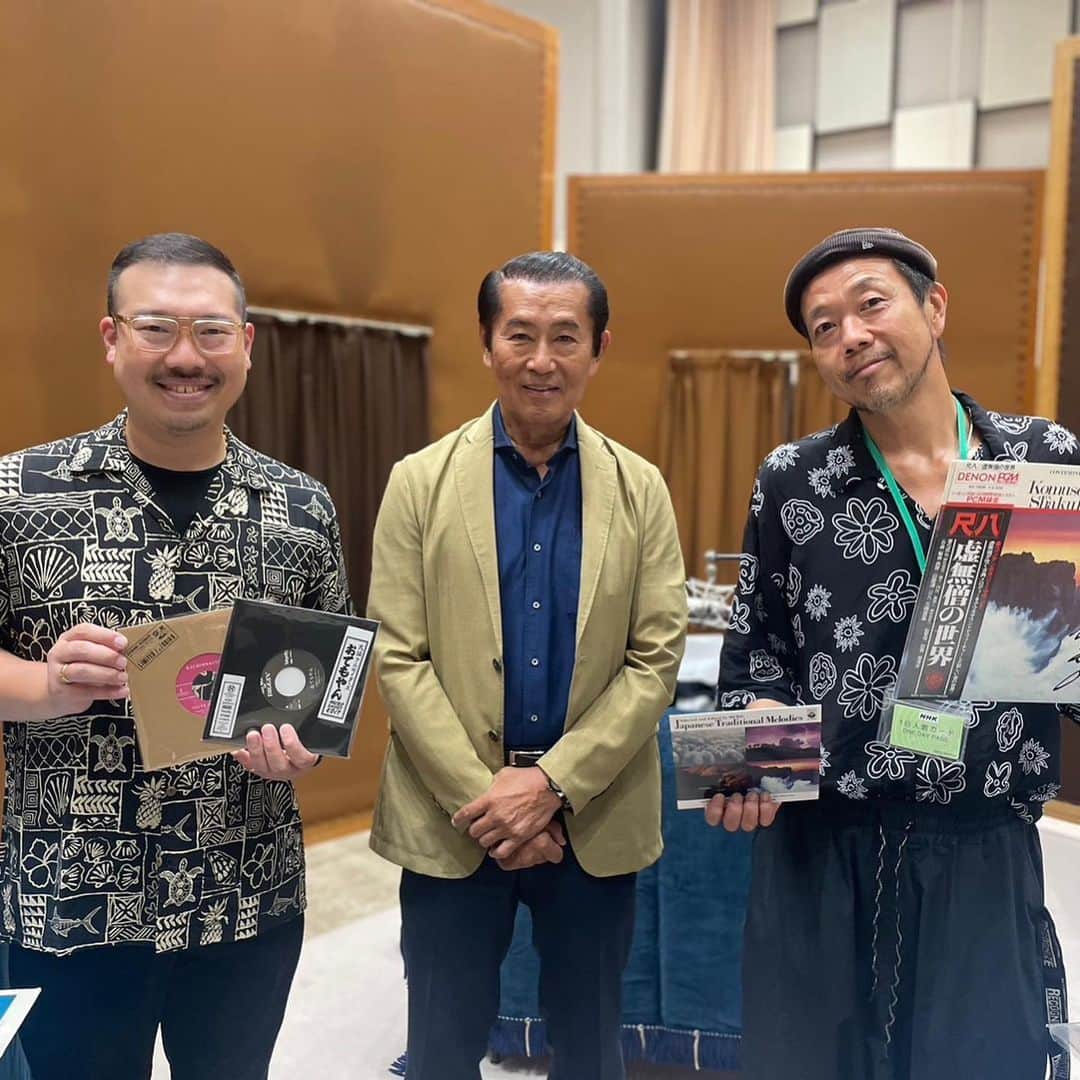 のインスタグラム：「おはようございます〜☁️  本日FM-NHKにてON AIR予定の 「民謡をたずねて　DJスペシャル」に @djmikado 君と 出演させて頂き、尺八奏者の三橋貴風さんに お会いさせて頂きマスター！ 当時の貴重なお話やエピソード、 アレンジャーの山屋清さんの お話までお聞きできて嬉しかったデス♪✨ 2週連続で出演させて頂きますので、 よかったら聞いてください📻⚡️ 時間: 11:25〜11:50 司会: DJ帝 ゲスト: 三橋貴風」