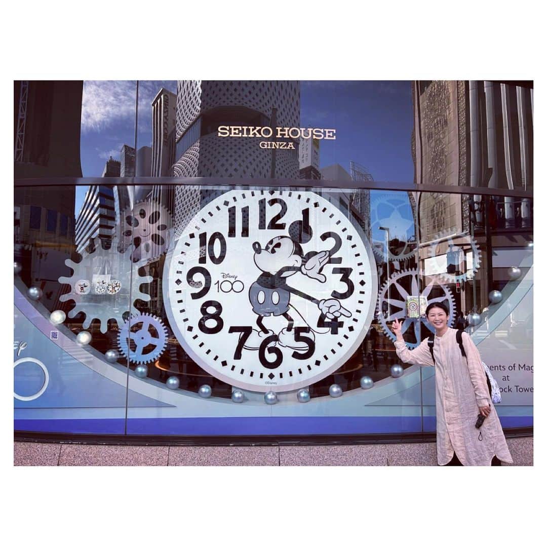 睦のインスタグラム：「銀座和光のディスプレイに ミッキー時計✨  しかも空を見上げたら！  銀座の象徴的な 和光ビル屋上の時計までもが、 ミッキーにっ😍  銀座四丁目の交差点に来たら、 ぜひ和光さんを見上げて下さいませ🌈🕰️  大人の粋を感じます〜🍀  #銀座和光  #和光  #銀座  #ginza  #wako  #ミッキー  #ミッキーマウス  #フォトスポット　 #mickeymouse  #mickey  #photospot  #銀座4丁目  #ディズニー  #disney100  #seiko  #粋  #久しぶり  #感動  #素敵  #コラボ  #collaboration  #老舗デパート　 #銀ブラ  #散歩  #プーさん好きと繋がりたい  #ディズニーリゾート好きと繋がりたい  #lovot大好きな人と繋がりたい  #モデル  #model  #睦」
