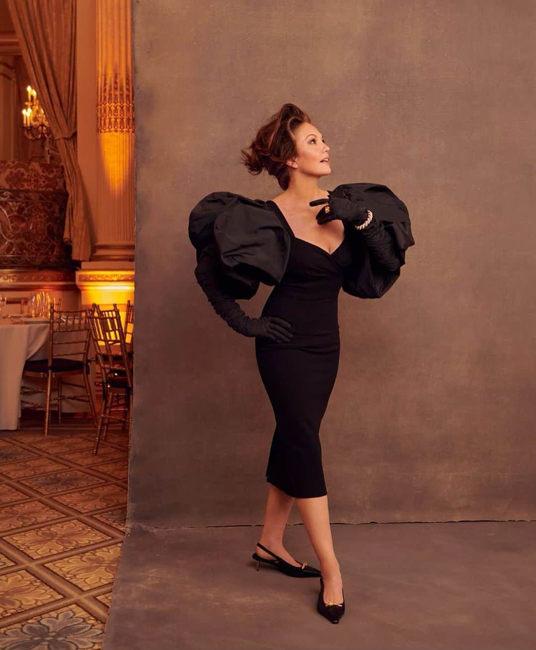 エリザベス・パーキンスのインスタグラム：「The Queen🫅and the best of girlfriends you could ever ask for. Love love love ♥️ #dianelane @townandcountrymag」