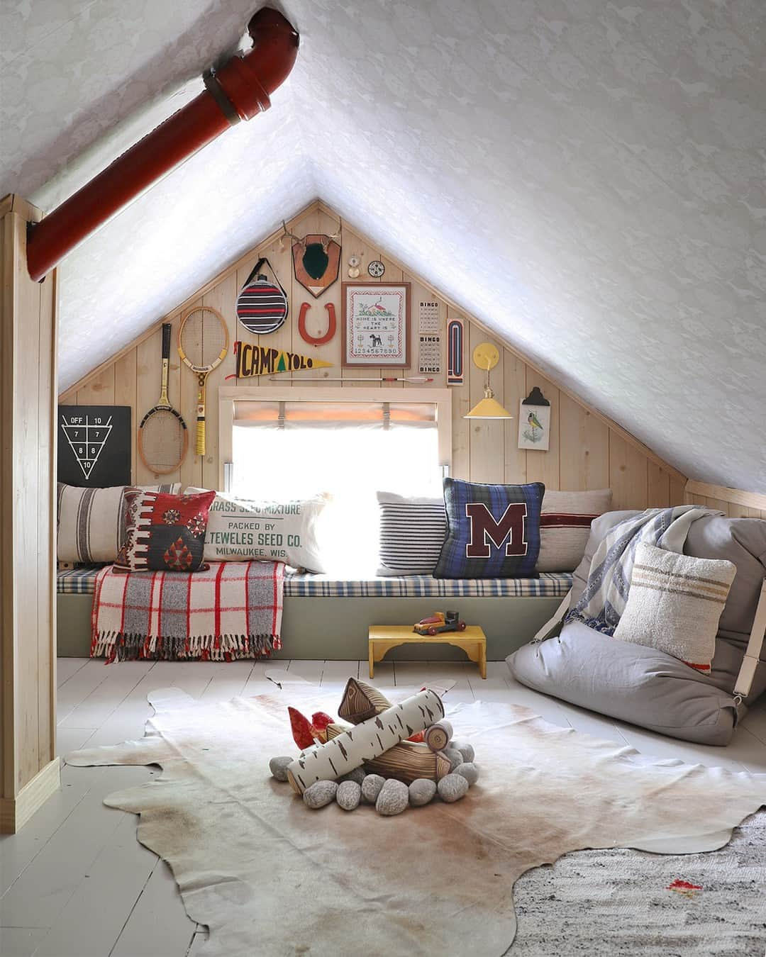 ジャスミン・トゥークスさんのインスタグラム写真 - (ジャスミン・トゥークスInstagram)「Camping, but make it cozy! We partnered with @ispydyi to create this cabin-inspired playroom. Gather around the faux fire to tell stories, stash away your books and crafting supplies or build something new with our toy workbench. Swipe to see it all. →  #KidsPlayroomInspo #KidsPlayroomDecor #KidsPlayroomFurniture #KidsAtticSpace #AtticIdeas #AtticPlayroom」10月10日 8時00分 - crateandkids