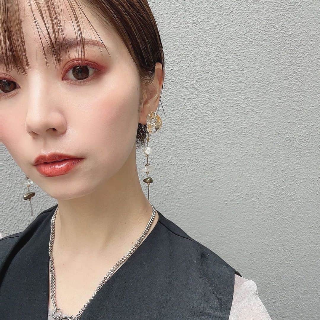 のインスタグラム：「． 秋メイクお気に入りの組み合わせ🍂  eye YEAU..グリマースキンスティック02 ettusais..カラーパレット15 COCOROIKI.. アイデザインライナー04  lip YEAU..プランピングリップグロス02  赤・オレンジブラウン系は秋に取り入れたくなる🫰 YEAU（ @yeau_official ）のグロス質感とカラー可愛いわぁ...😮‍💨 ． #YEAU #秋メイク #秋コスメ #ママ美容 #アラサー美容」