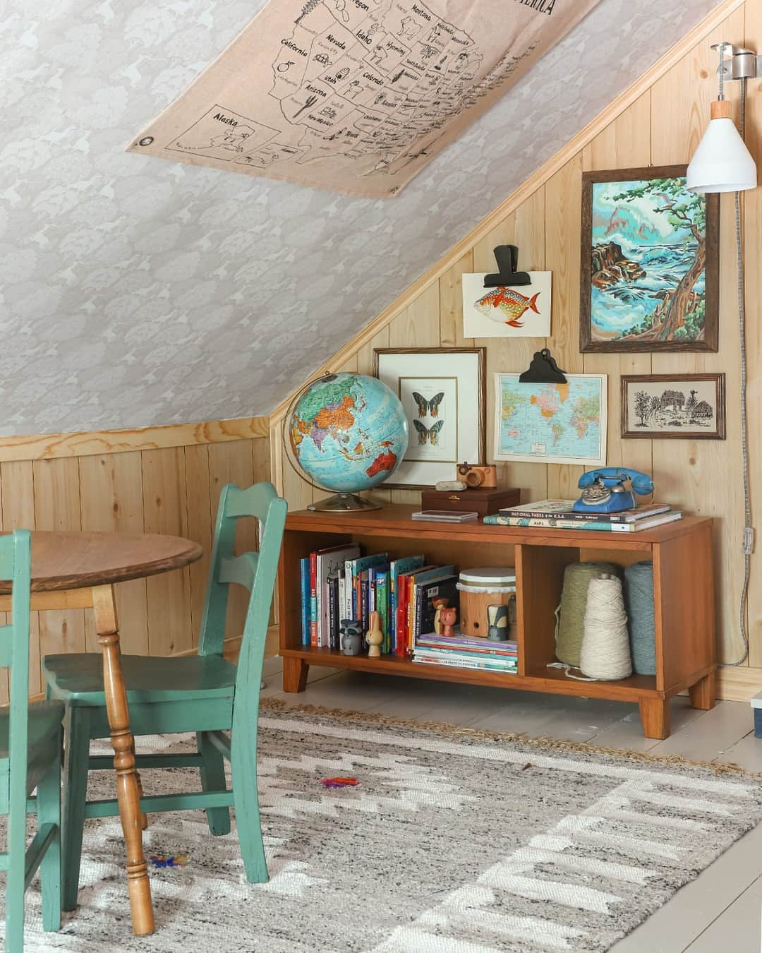 ジャスミン・トゥークスさんのインスタグラム写真 - (ジャスミン・トゥークスInstagram)「Camping, but make it cozy! We partnered with @ispydyi to create this cabin-inspired playroom. Gather around the faux fire to tell stories, stash away your books and crafting supplies or build something new with our toy workbench. Swipe to see it all. →  #KidsPlayroomInspo #KidsPlayroomDecor #KidsPlayroomFurniture #KidsAtticSpace #AtticIdeas #AtticPlayroom」10月10日 8時00分 - crateandkids