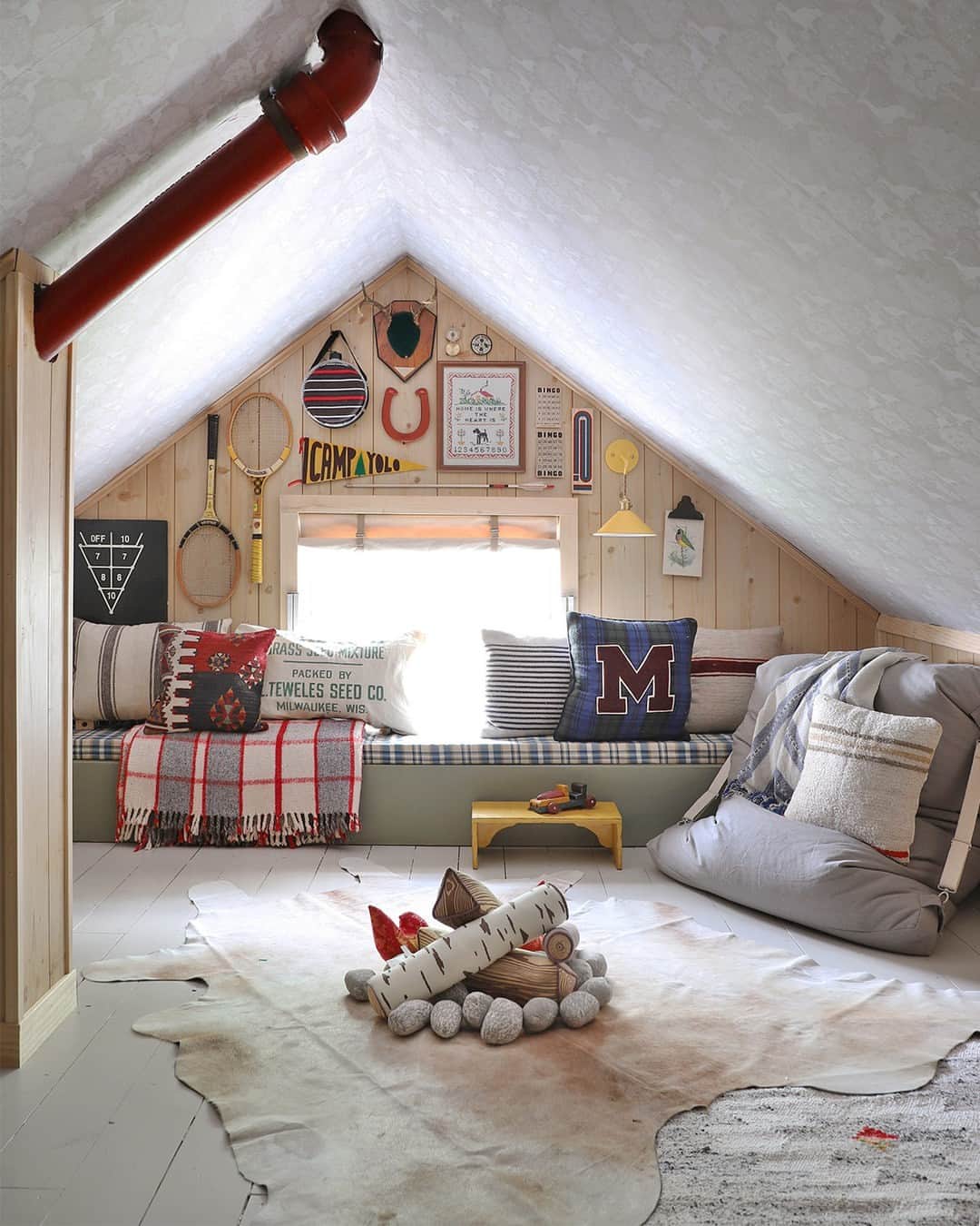 ジャスミン・トゥークスのインスタグラム：「Camping, but make it cozy! We partnered with @ispydyi to create this cabin-inspired playroom. Gather around the faux fire to tell stories, stash away your books and crafting supplies or build something new with our toy workbench. Swipe to see it all. →  #KidsPlayroomInspo #KidsPlayroomDecor #KidsPlayroomFurniture #KidsAtticSpace #AtticIdeas #AtticPlayroom」