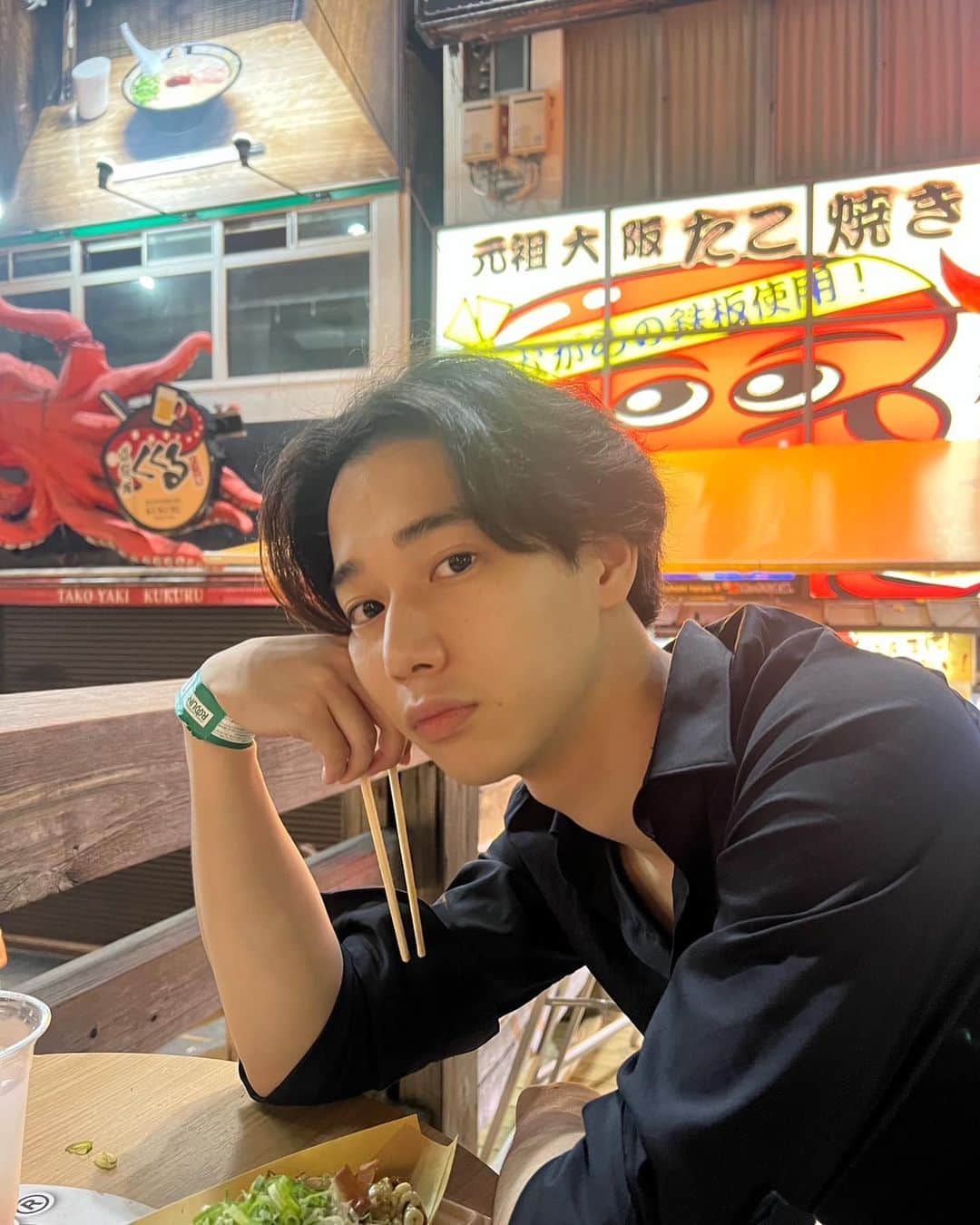 片岡千之助のインスタグラム：「2回に分けて投稿します 今年の七月はよくたこ焼きを いただきました その時のわたしです  なんか日本語下手になったな  2個目もお楽しみに  ラウンドワンも好きです🤟」