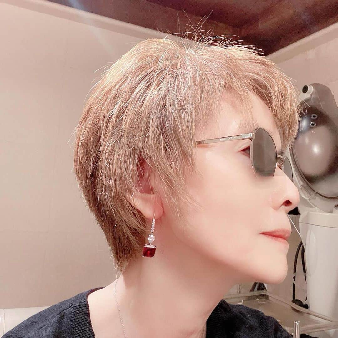 小柳ルミ子さんのインスタグラム写真 - (小柳ルミ子Instagram)「NEWヘアスタイル🤎  完成しました😆👍  ドライヤーでパパパッと乾かして 手ぐしでOK🙆‍♀️  ホットカーラーも アイロンも ピンカールもいらない❌  超簡単で楽ちん⭕️  後頭部の自然な丸み　凄い😆 松崎君 カット上手いなぁ💮  カラーも綺麗に染まりました🤎  スッキリ　サッパリ　嬉しーい😆‼️  ⠀  #美容院 ⠀ #美容師 ⠀ #ヘアカラー ⠀ #ヘア ⠀ #ヘアアレンジ ⠀ #ヘアスタイル ⠀ #ヘアカット ⠀ #ヘアサロン ⠀ #カラーリング ⠀ #カット ⠀ #ショートヘア ⠀ #ショートカット ⠀ #スッキリ ⠀ #ファッション ⠀ #アンコキーヌ ⠀ #藤島彩子 さん⠀ #小柳ルミ子」10月10日 7時33分 - rumiko_koyanagi