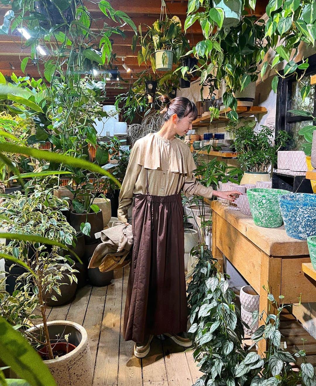 kazumiさんのインスタグラム写真 - (kazumiInstagram)「え？昨日も？ですが連休最終日は フォロワーさんたちが教えてくださった🥹🫶（教えてくださりありがとうございます🙇🏻‍♀️♡） 八王子にある グリーンギャラリーガーデンズへ🪴 鉢カバーや棚も豊富で楽しかった☺️  私服は @studioclip ×kazumiコラボワンピとブーツ🤎 @johnbull_private_labo_womens のブラウス muunのかごバッグ @olu_naturalbasic のストール  連休明け！今週も元気に💪 #studioclip#kazumiコラボ #園芸#園芸店#ガーデニング#ベランダ#サンルーム#観葉植物 #八王子#グリーンガーデンギャラリーズ」10月10日 7時37分 - kazumi0728