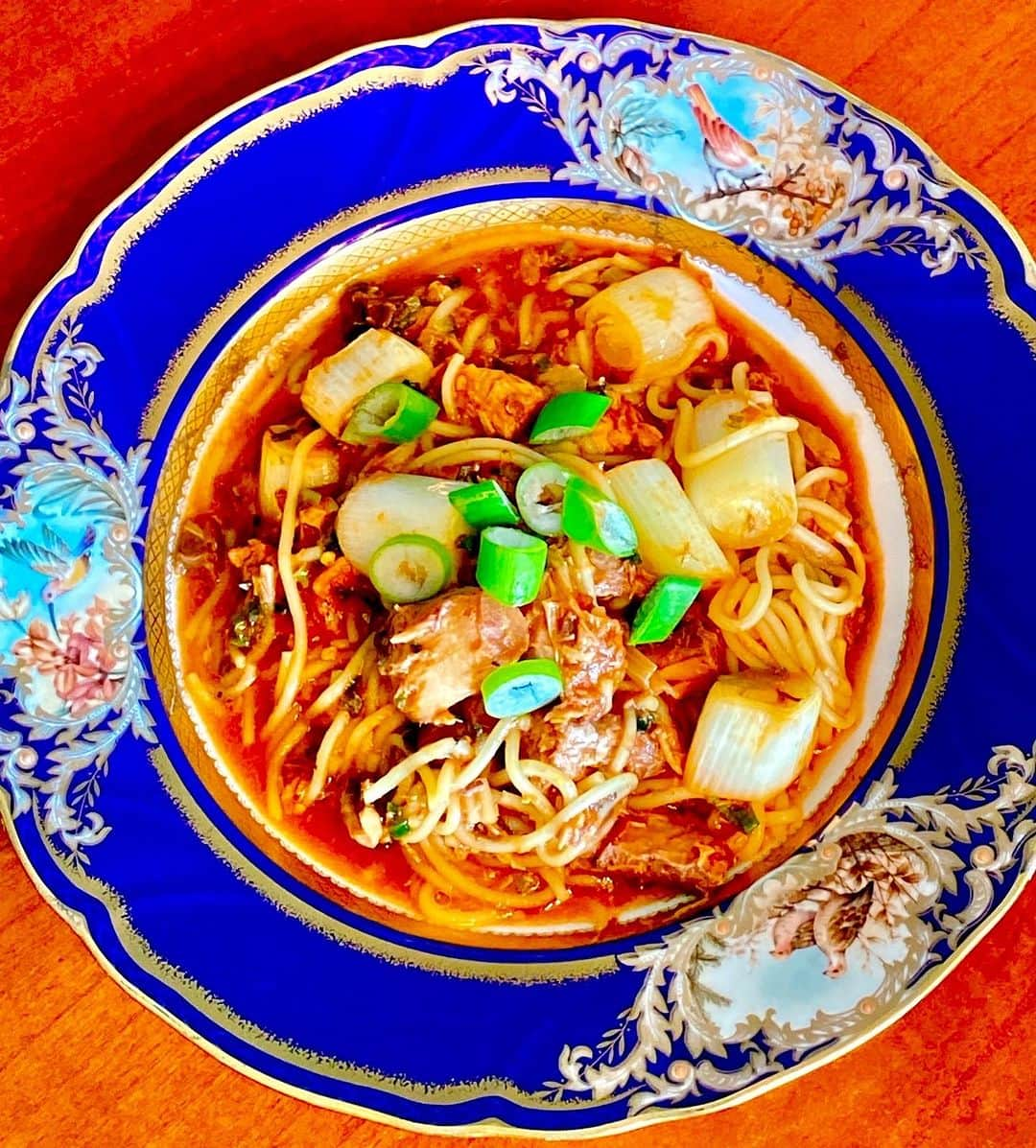 鎧塚俊彦さんのインスタグラム写真 - (鎧塚俊彦Instagram)「「鯖味噌煮糖質ゼロ麺パスタ」😄⤴️ 昨晩インスタライブで作ったのは茄子バージョンでしたがこちらは先日作りました葱バージョンです。 材料は糖質ゼロ麺、鯖味噌煮缶、トマトピューレ、ネギ、塩、胡椒、￼ナツメグ、カルダモン、コリアンダー、タバスコ。 糖質ゼロ麺は味が苦手と言う方もいらっしゃいますが私はまずオリーブオイルで麺をしっかり炒めてから他の材料を加えていきます。 調味料はお好みですが鯖味噌煮缶は甘いものが多いので少しスパイスを多めにして味を整えるのがTOSHI流です。 とはいえ糖質ゼロ麺はいつも有り、今晩から名古屋入りですので冷蔵庫にある在庫整理のお気軽適当パスタです😀⤴️。 #toshiyoroizuka #鎧塚俊彦　#トシヨロイヅカ　#糖質ゼロ麺　#鯖味噌煮パスタ　#鯖味噌煮缶　#簡単パスタ」10月10日 7時43分 - toshiyoroizuka