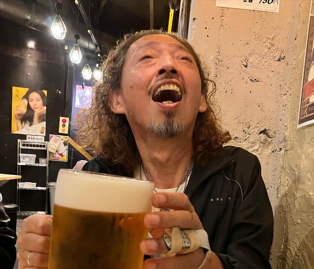 潮崎裕己さんのインスタグラム写真 - (潮崎裕己Instagram)「昨夜は四日市でアコースティックとエレクトリックのハーフ＆ハーフ。楽しゅうございました。  お客様の粋な計らいでアンコールにバースデーケーキ🎂登場。 いまみちともたか誕生日会part3も期せずして行われました。  打ち上げで入った店の「ギガジョッキ🍺」のビールの量と重さに悶絶するエンリケ氏の写真もどうぞw  今週末は東京、高崎と続きます。 是非お集まりください！」10月10日 7時49分 - hiromi_shiosaki