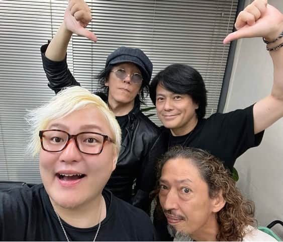 潮崎裕己さんのインスタグラム写真 - (潮崎裕己Instagram)「昨夜は四日市でアコースティックとエレクトリックのハーフ＆ハーフ。楽しゅうございました。  お客様の粋な計らいでアンコールにバースデーケーキ🎂登場。 いまみちともたか誕生日会part3も期せずして行われました。  打ち上げで入った店の「ギガジョッキ🍺」のビールの量と重さに悶絶するエンリケ氏の写真もどうぞw  今週末は東京、高崎と続きます。 是非お集まりください！」10月10日 7時49分 - hiromi_shiosaki
