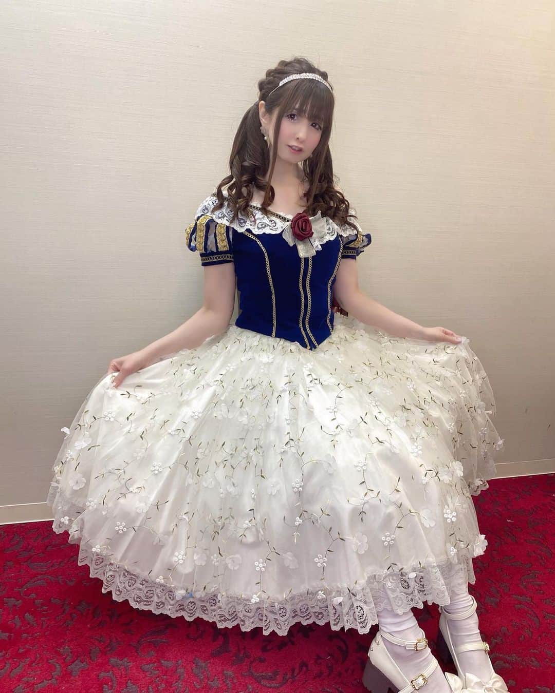 伊藤芽衣のインスタグラム：「こちらも アップし忘れていたお写真♡ ⁡ Hiroko Tokumine  コレクションショー2023♡ @hirokotokumine  ⁡ 着用させていただいた ドレス♡ ⁡ #hirokotokumine  #ファッションショー」